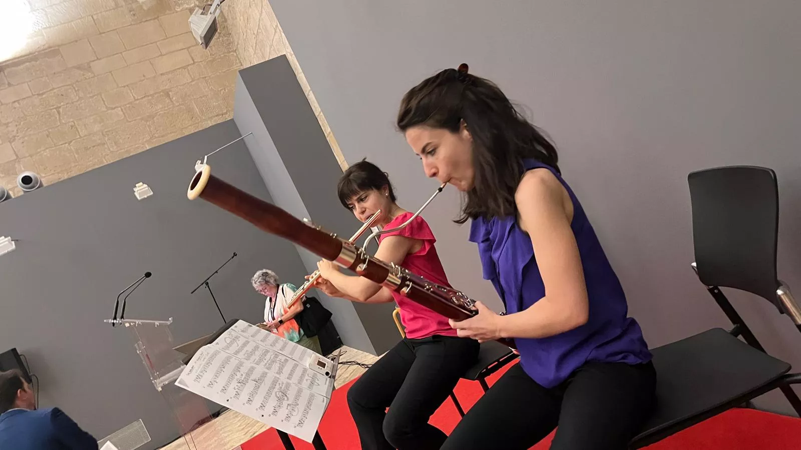 Entrega de la Parrilla de Oro de Huesca a la ciudad de Tardes en el 60 aniversario del hermanamiento. Foto Mercedes Manterola 