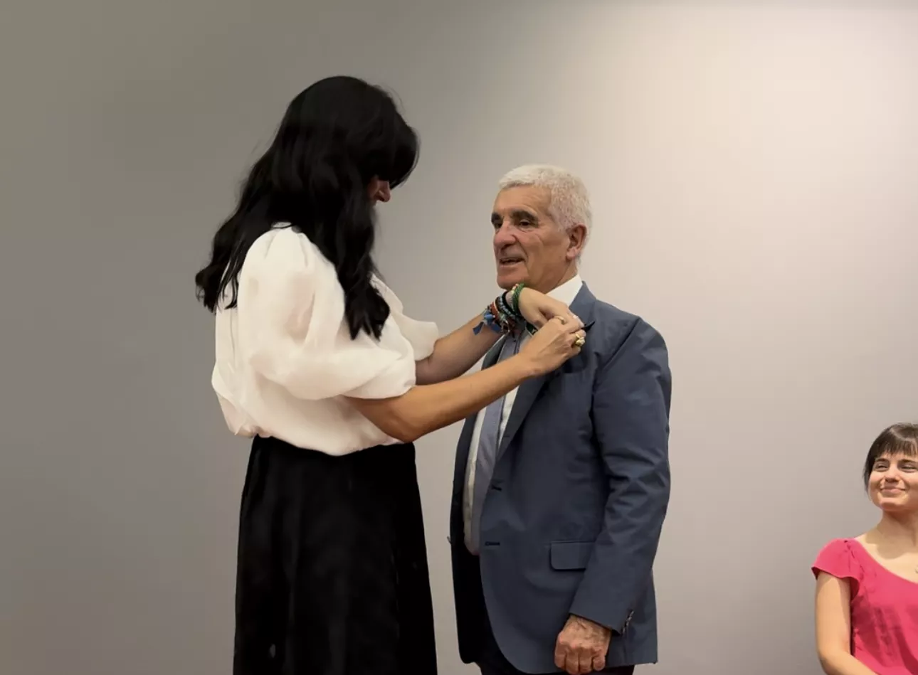 Entrega de la Parrilla de Oro de Huesca a la ciudad de Tardes en el 60 aniversario del hermanamiento.