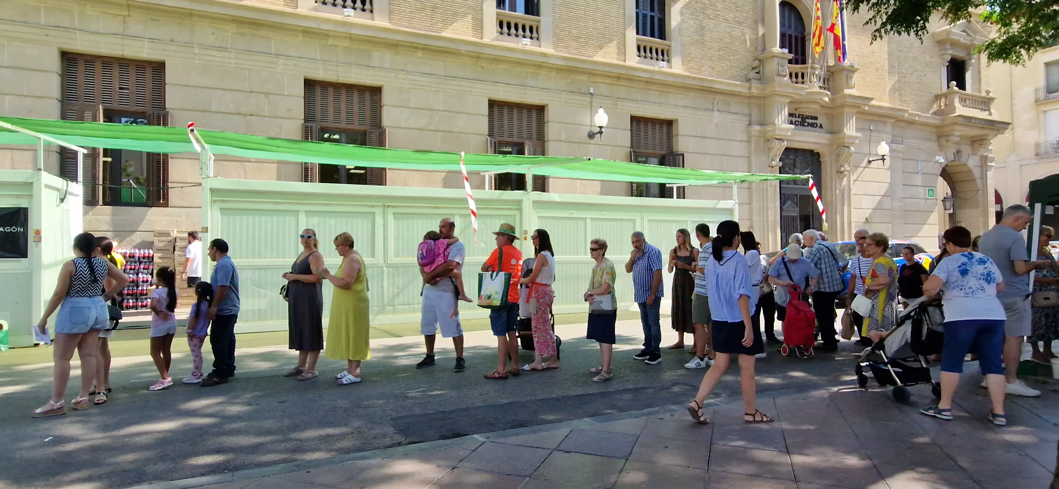 Reparto de Pan de San Lorenzo en la Plaza de Navarra. Foto Myriam Martínez 