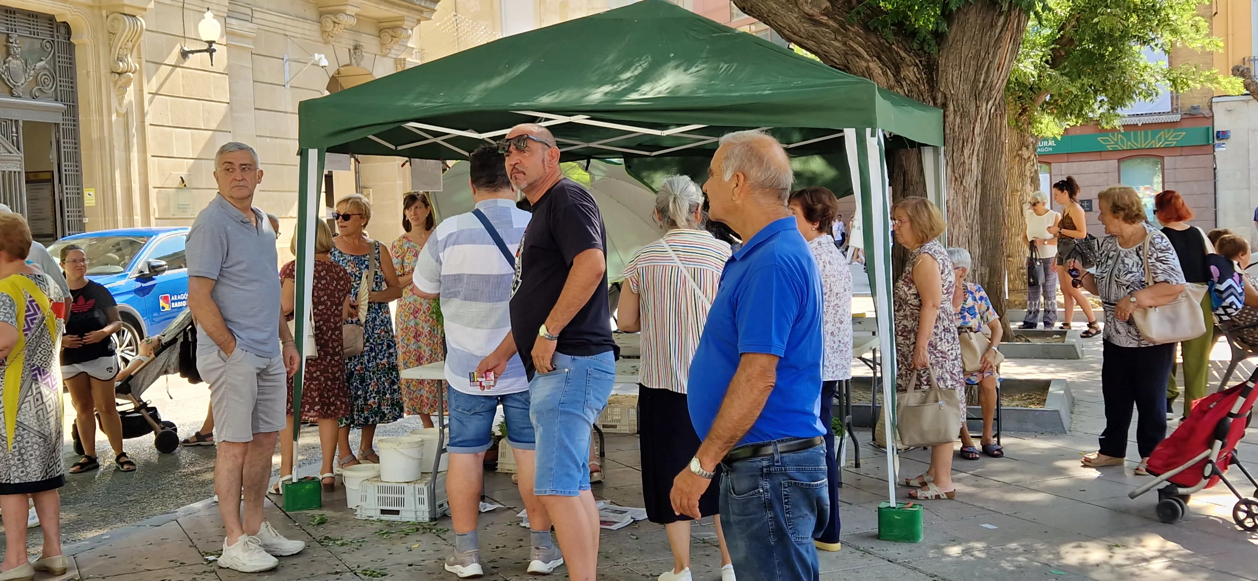 Reparto de Pan de San Lorenzo en la Plaza de Navarra. Foto Myriam Martínez 
