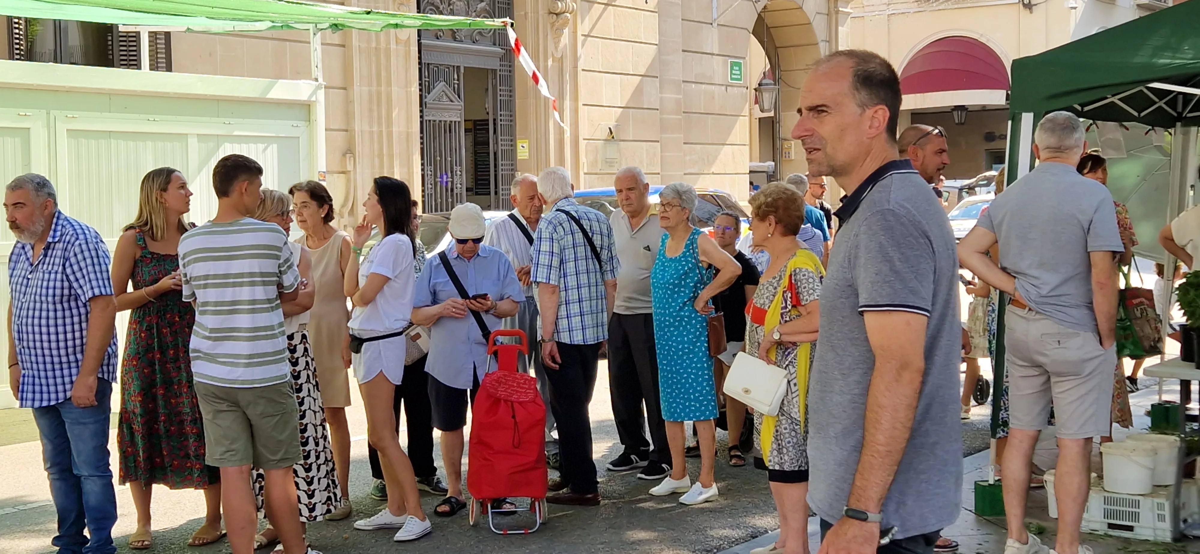 Reparto de Pan de San Lorenzo en la Plaza de Navarra. Foto Myriam Martínez 