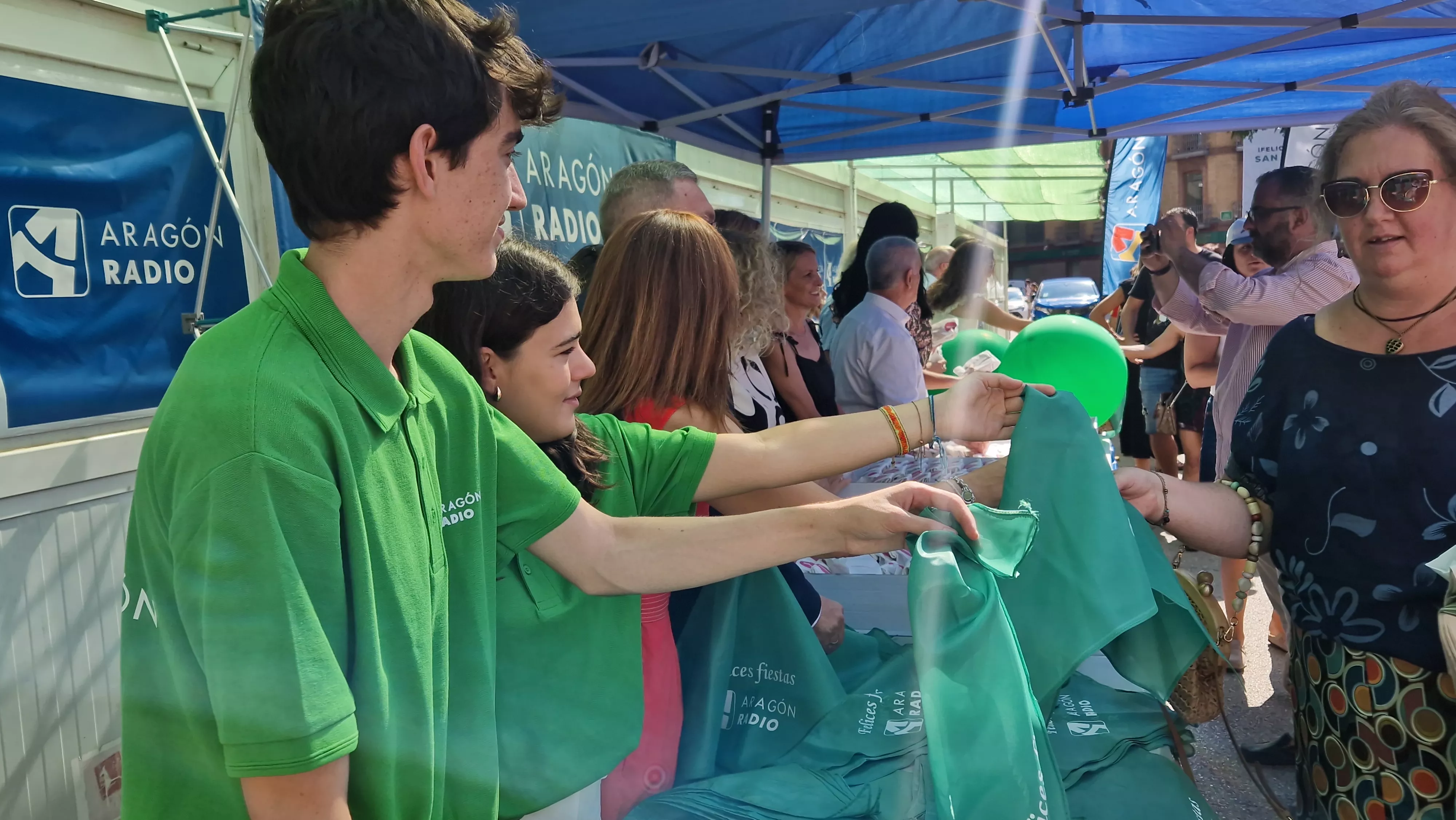 Reparto de Pan de San Lorenzo en la Plaza de Navarra. Foto Myriam Martínez 