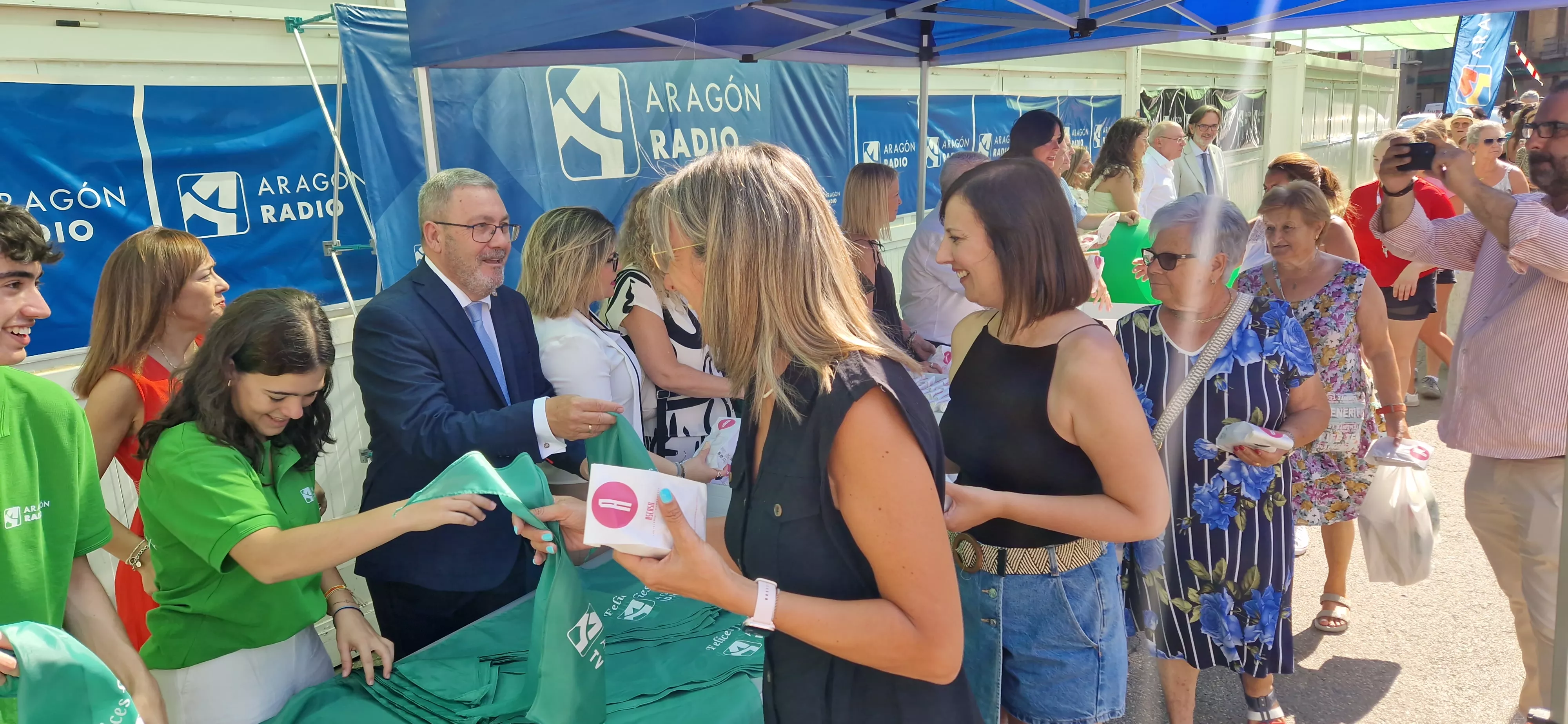 Reparto de Pan de San Lorenzo en la Plaza de Navarra. Foto Myriam Martínez 