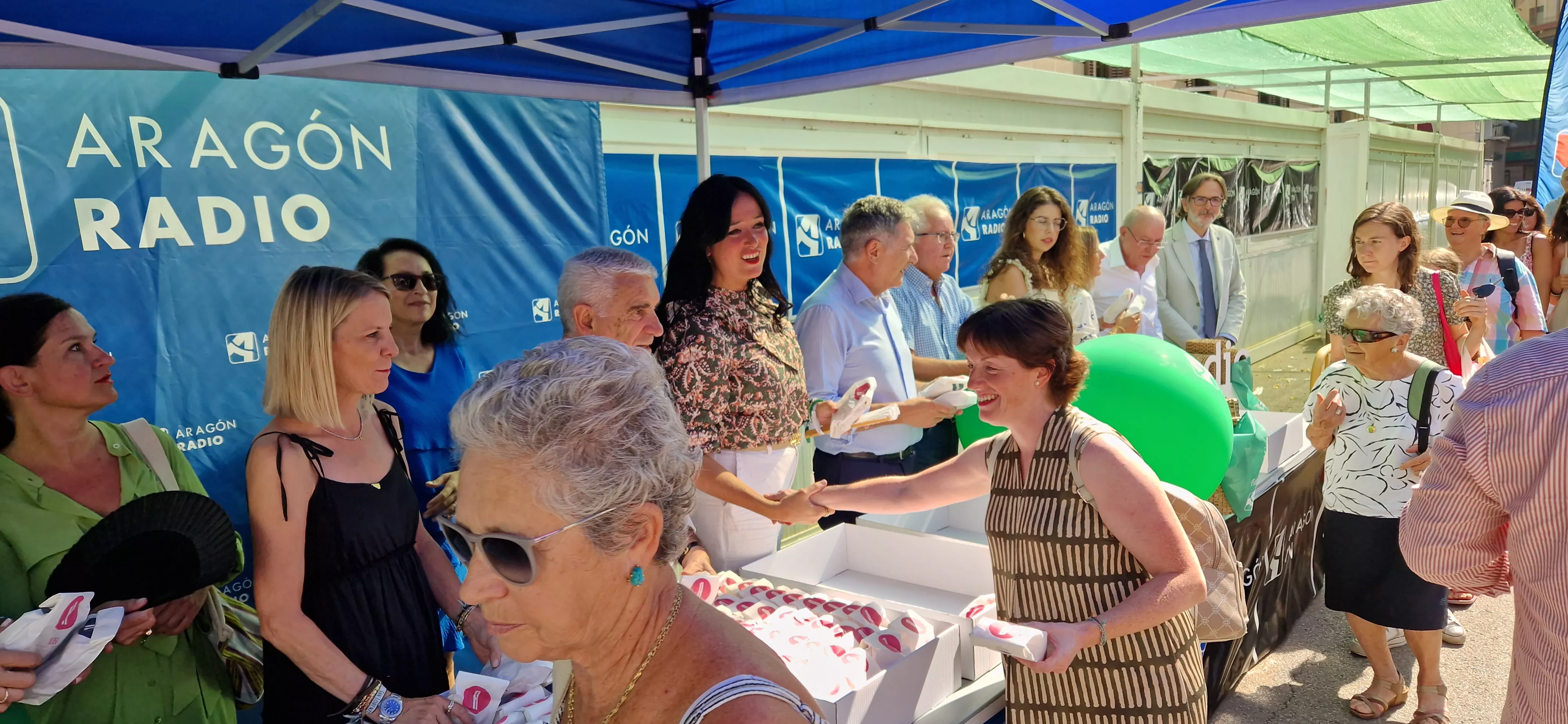 Reparto de Pan de San Lorenzo en la Plaza de Navarra. Foto Myriam Martínez 