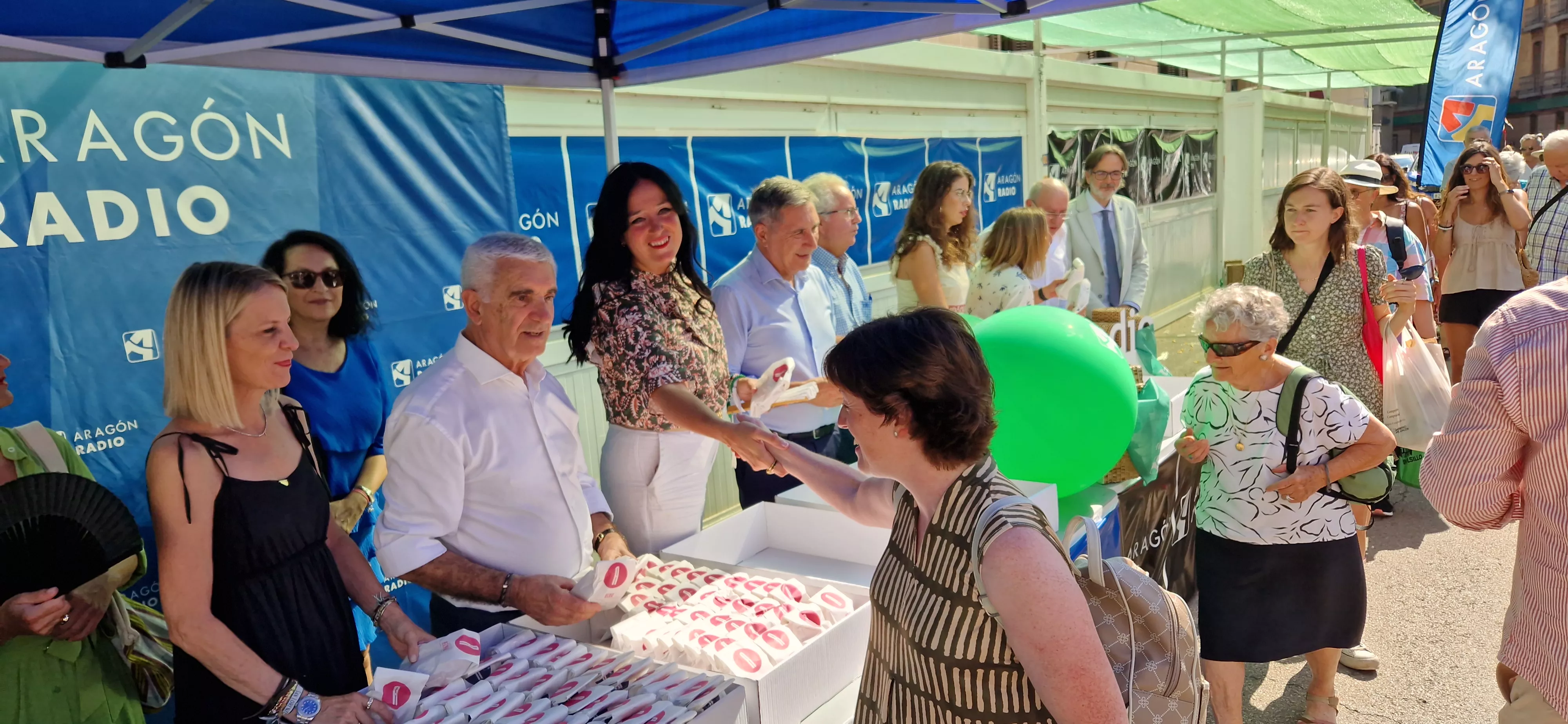 Reparto de Pan de San Lorenzo en la Plaza de Navarra. Foto Myriam Martínez 