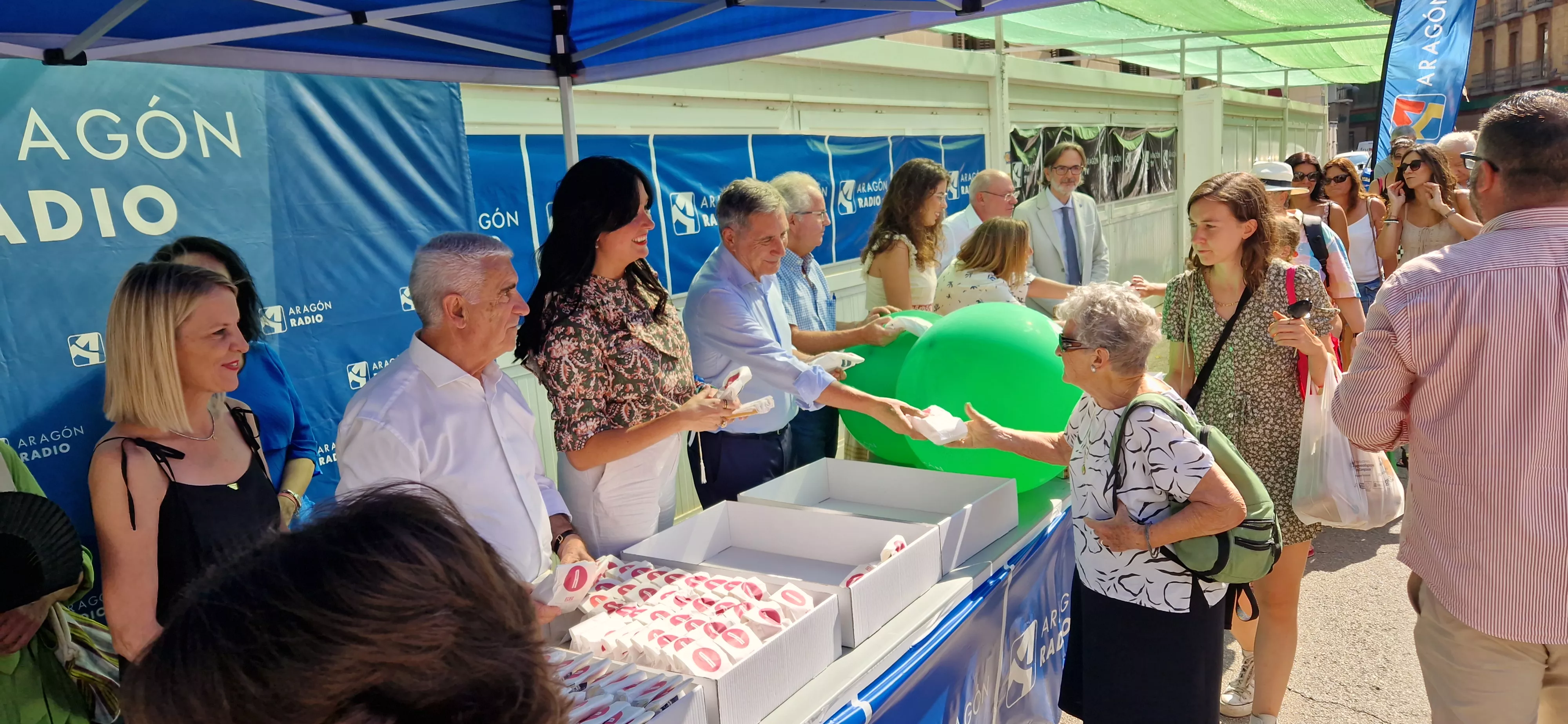 Reparto de Pan de San Lorenzo en la Plaza de Navarra. Foto Myriam Martínez 