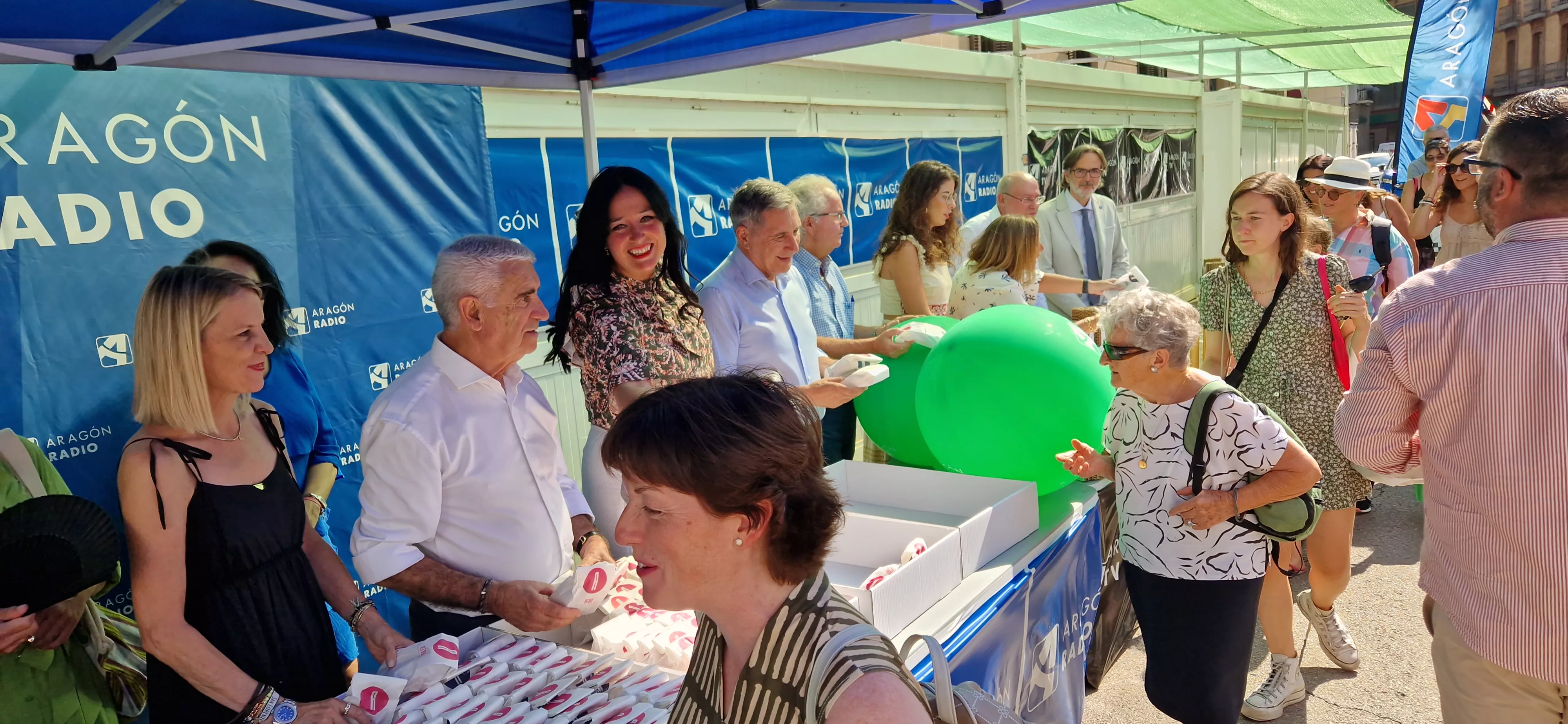 Reparto de Pan de San Lorenzo en la Plaza de Navarra. Foto Myriam Martínez 