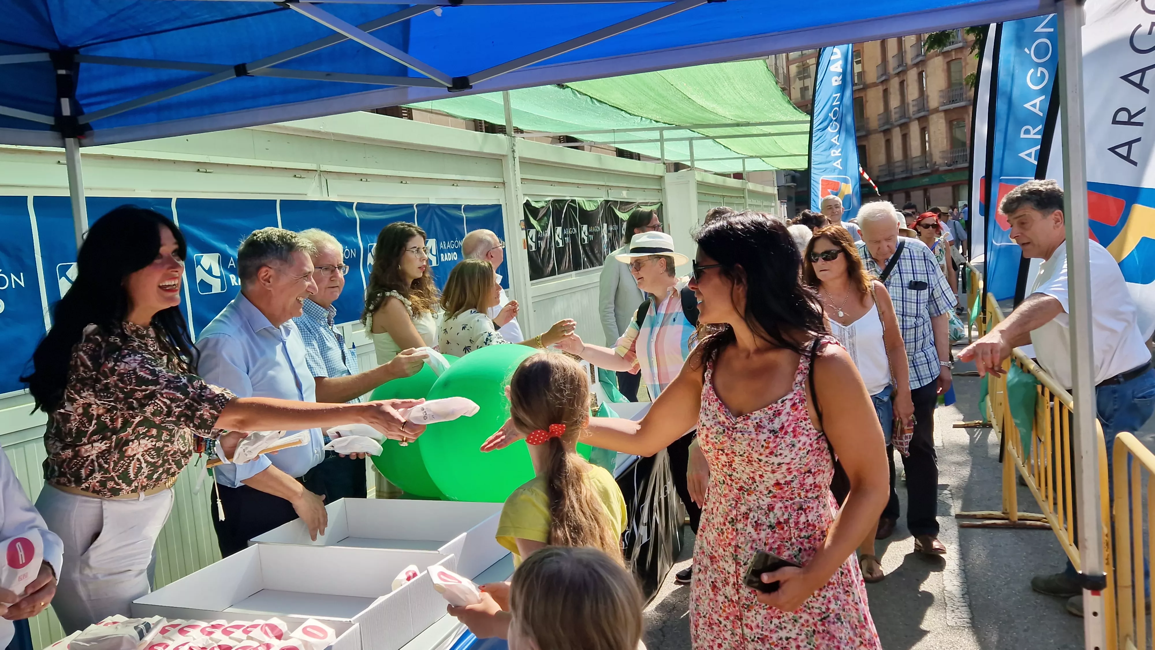 Reparto de Pan de San Lorenzo en la Plaza de Navarra. Foto Myriam Martínez 