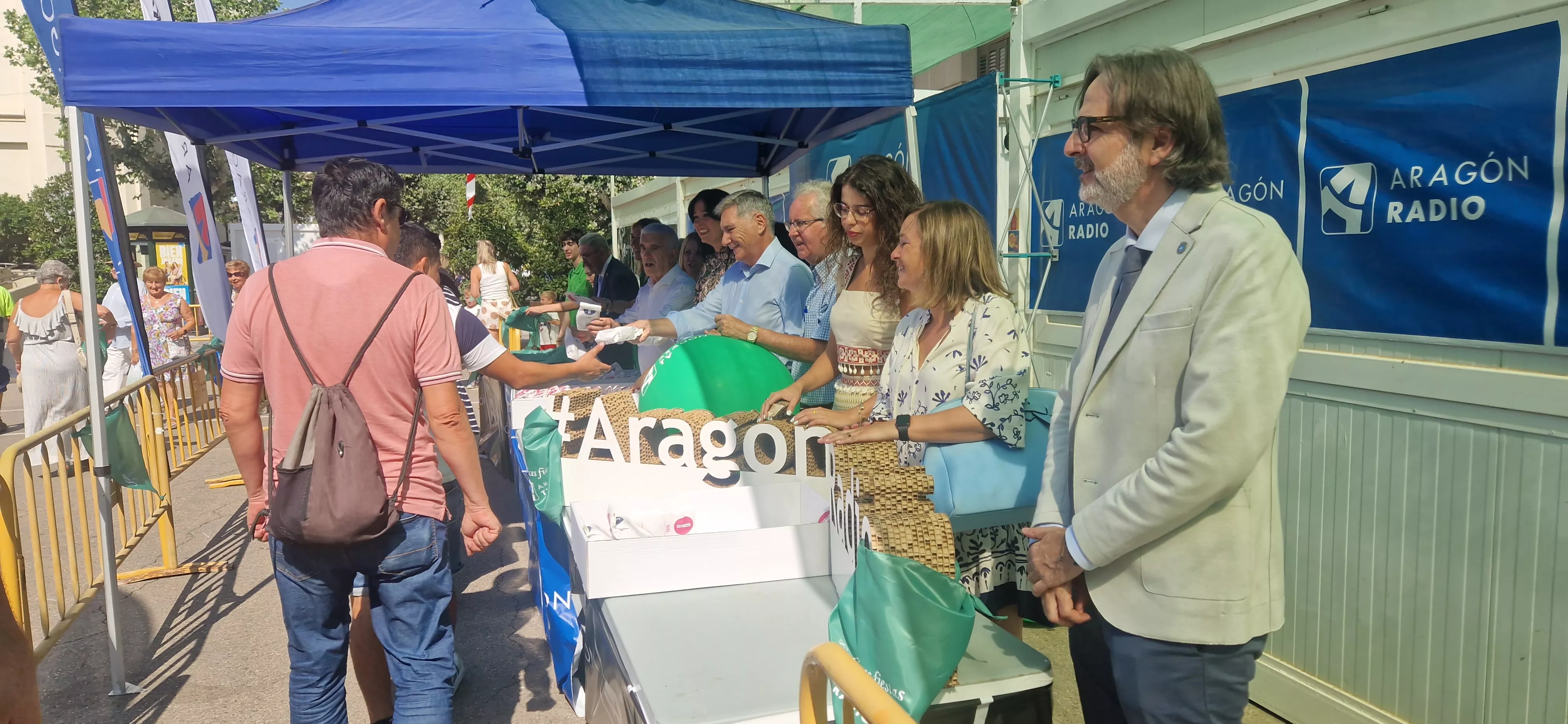Reparto de Pan de San Lorenzo en la Plaza de Navarra. Foto Myriam Martínez 