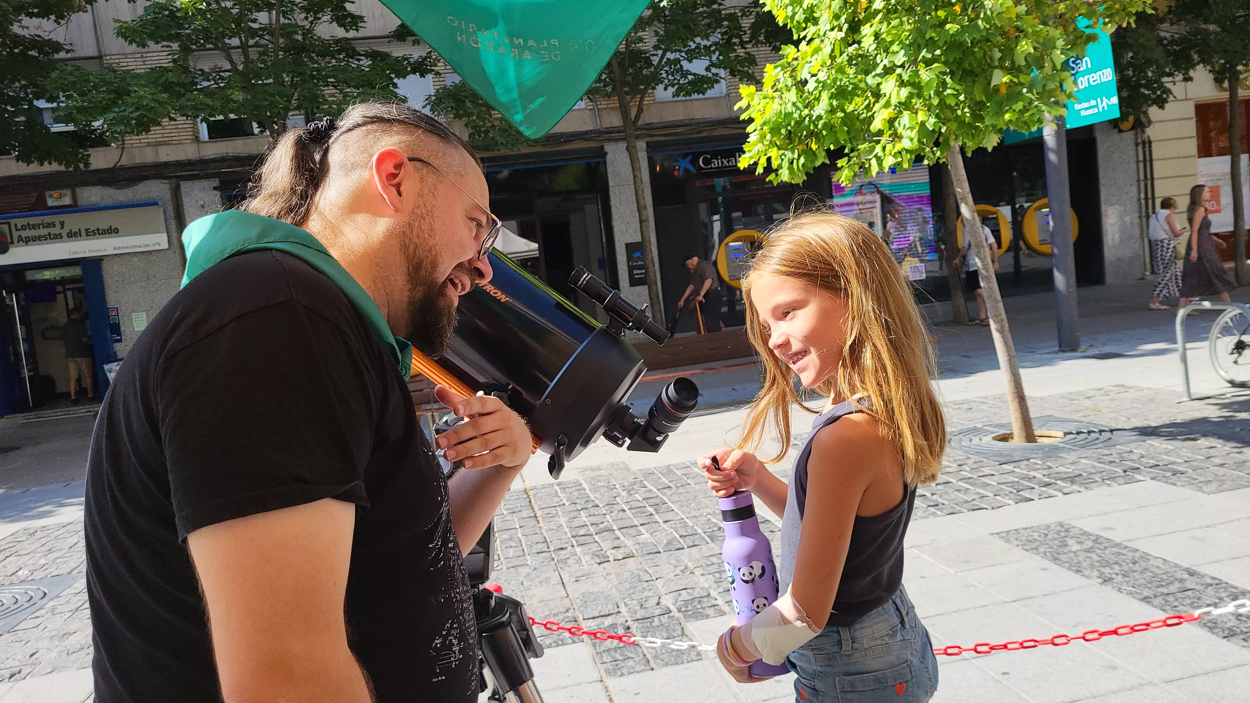 Numerosos oscenses aceptan la invitación del Planetario de Aragón para observar el sol. Foto Mercedes Manterola Numerosos oscenses aceptan la invitación del Planetario de Aragón para observar el sol. Foto Mercedes Manterola