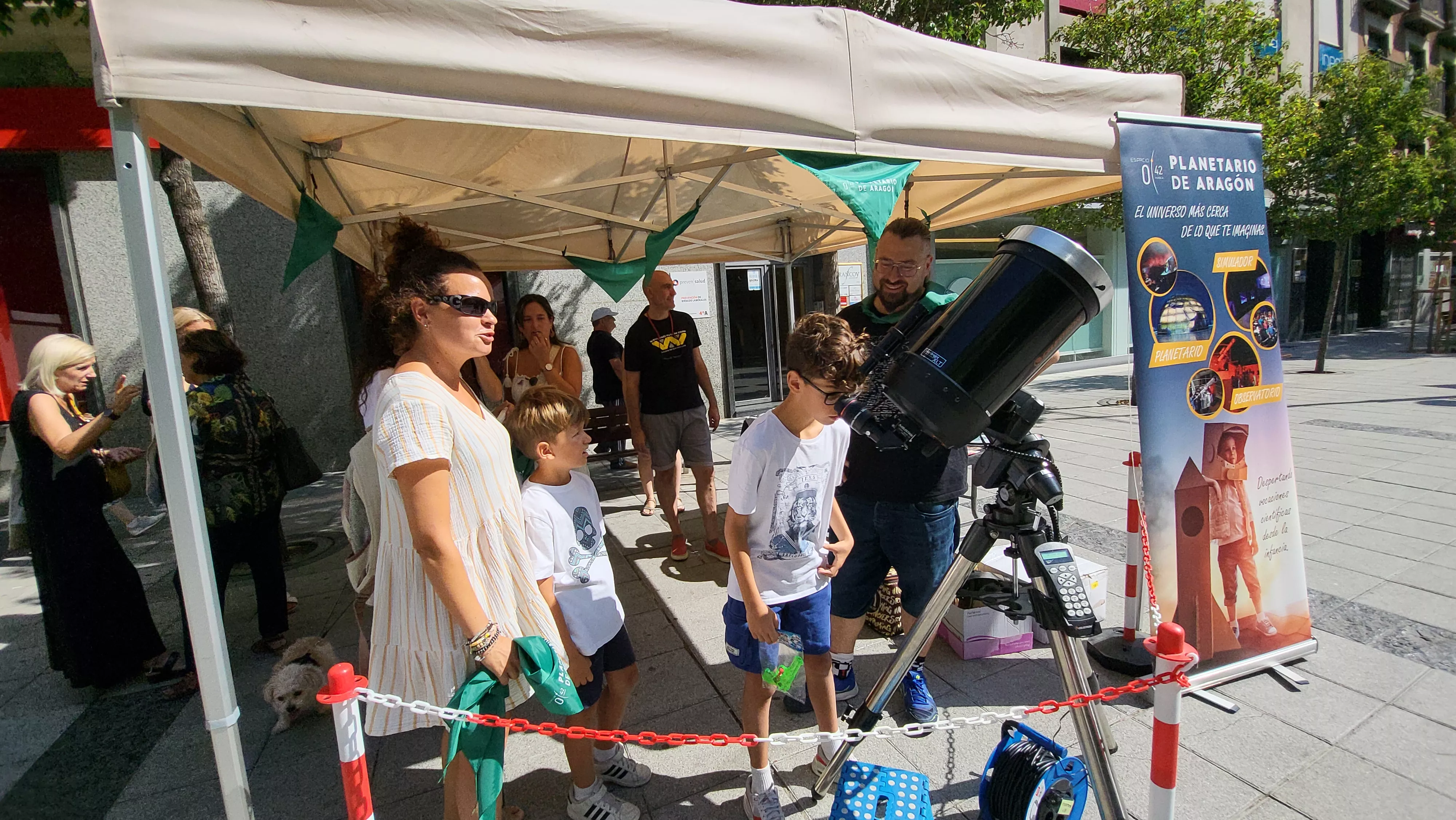 Observación del sol organizada por el Planetario de Aragón en Huesca. Foto Mercedes Manterola