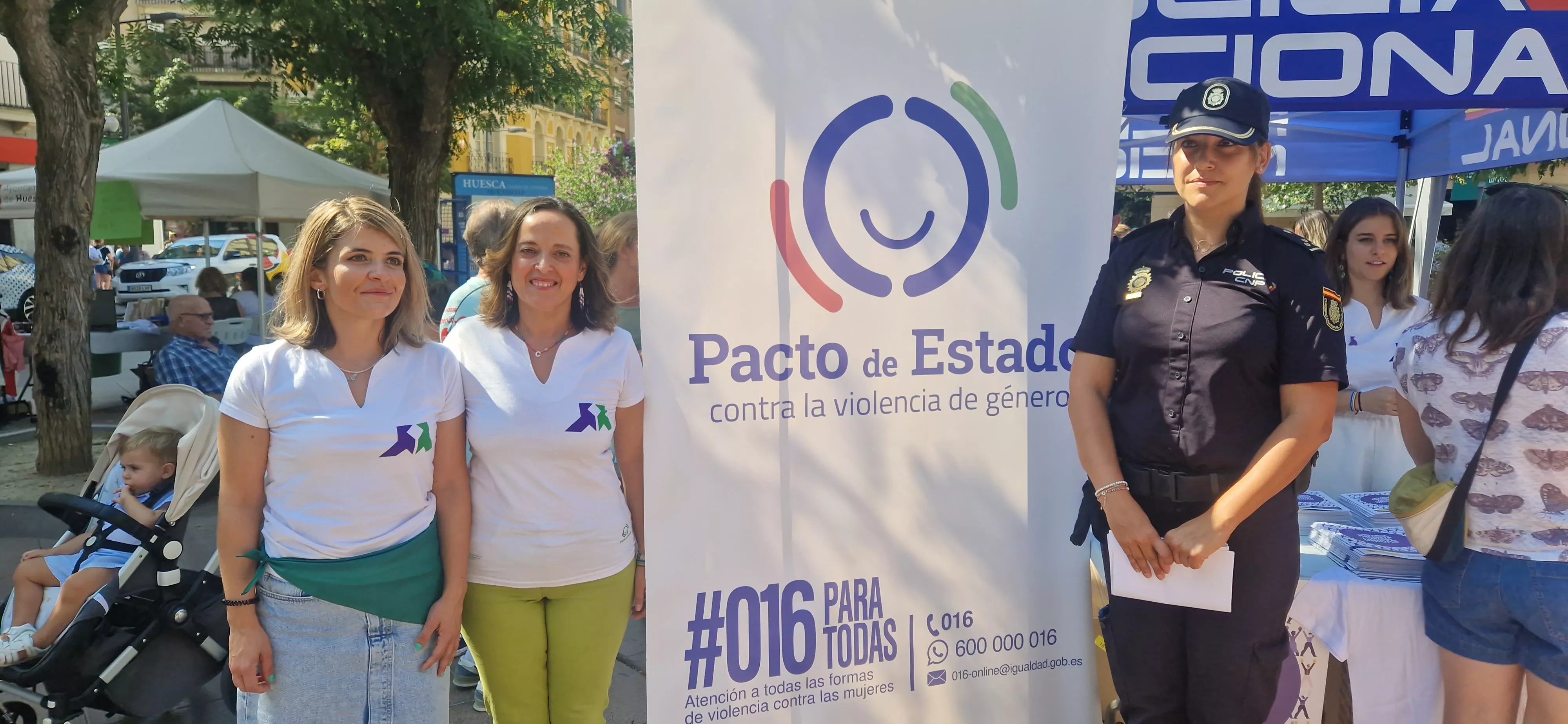 Carmen García Lanzas, en el centro de la foto, y Mar Gil, a la derecha. Foto Myriam Martínez