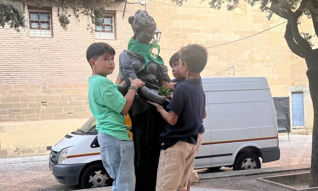Colocan la pañoleta del Santo Cristo de los Gitanos a la Moreneta. Foto Mercedes Manterola