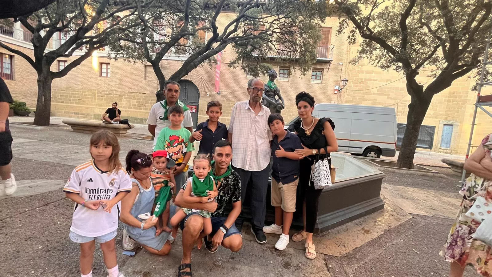 Colocan la pañoleta del Santo Cristo de los Gitanos a la Moreneta. Foto Mercedes Manterola