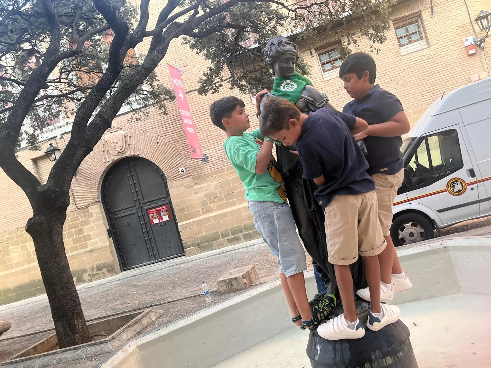 Colocan la pañoleta del Santo Cristo de los Gitanos a la Moreneta. Foto Mercedes Manterola