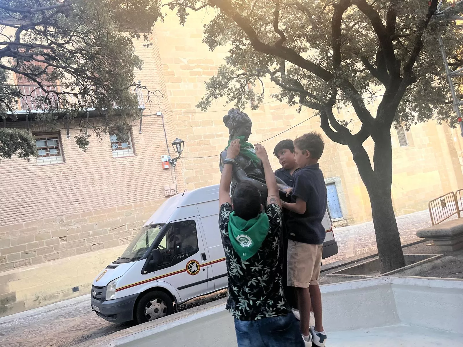 Colocan la pañoleta del Santo Cristo de los Gitanos a la Moreneta. Foto Mercedes Manterola