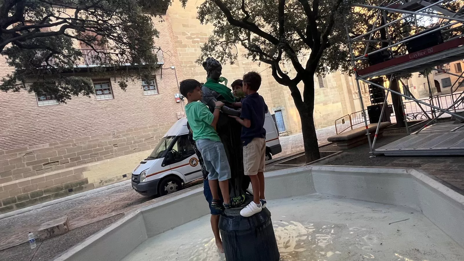 Colocan la pañoleta del Santo Cristo de los Gitanos a la Moreneta. Foto Mercedes Manterola