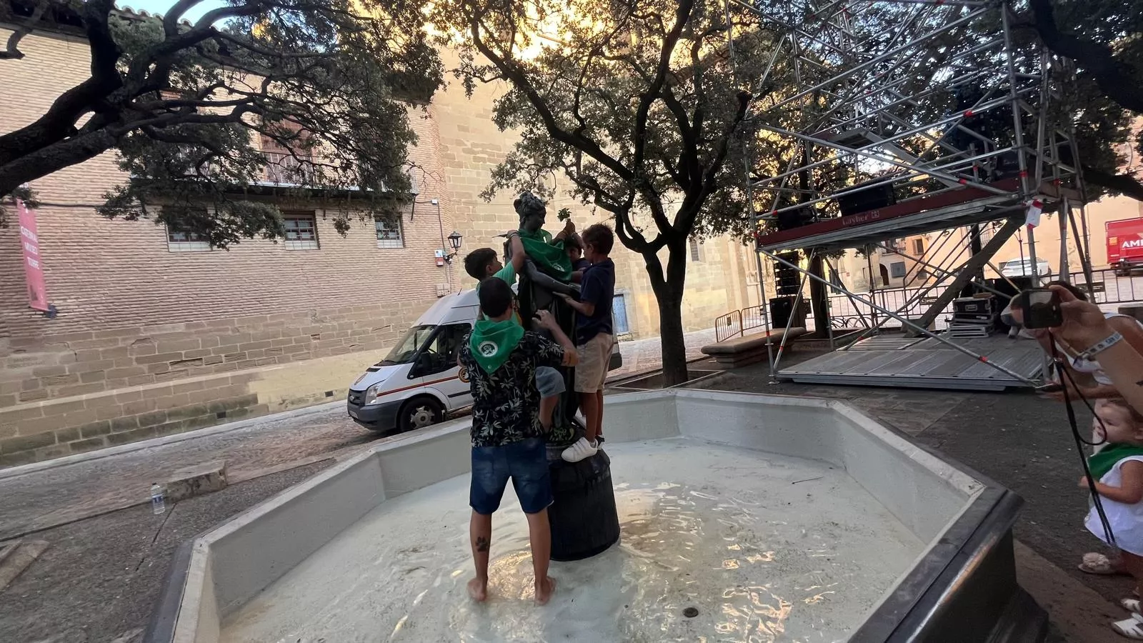 Colocan la pañoleta del Santo Cristo de los Gitanos a la Moreneta. Foto Mercedes Manterola