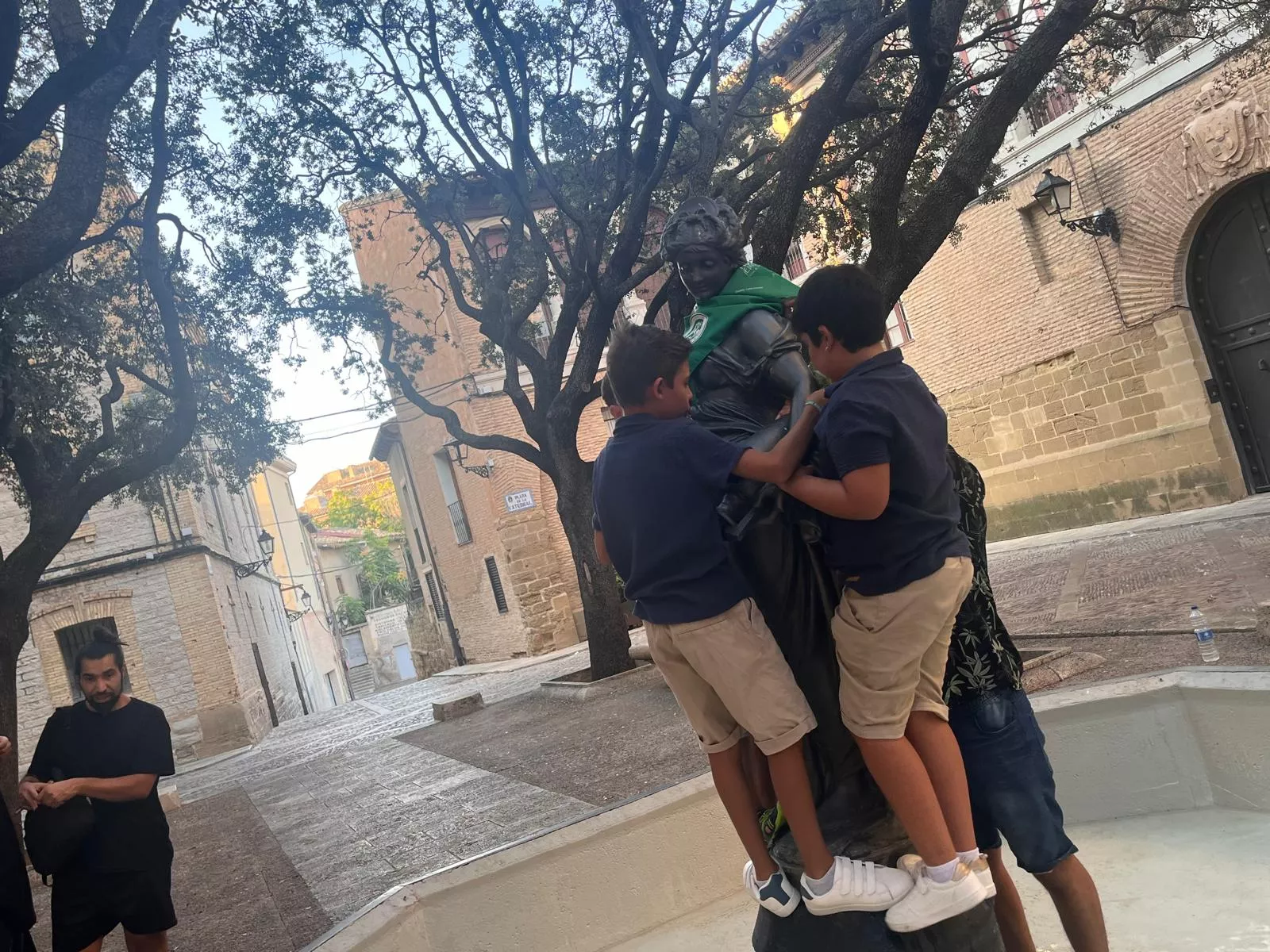 Colocan la pañoleta del Santo Cristo de los Gitanos a la Moreneta. Foto Mercedes Manterola