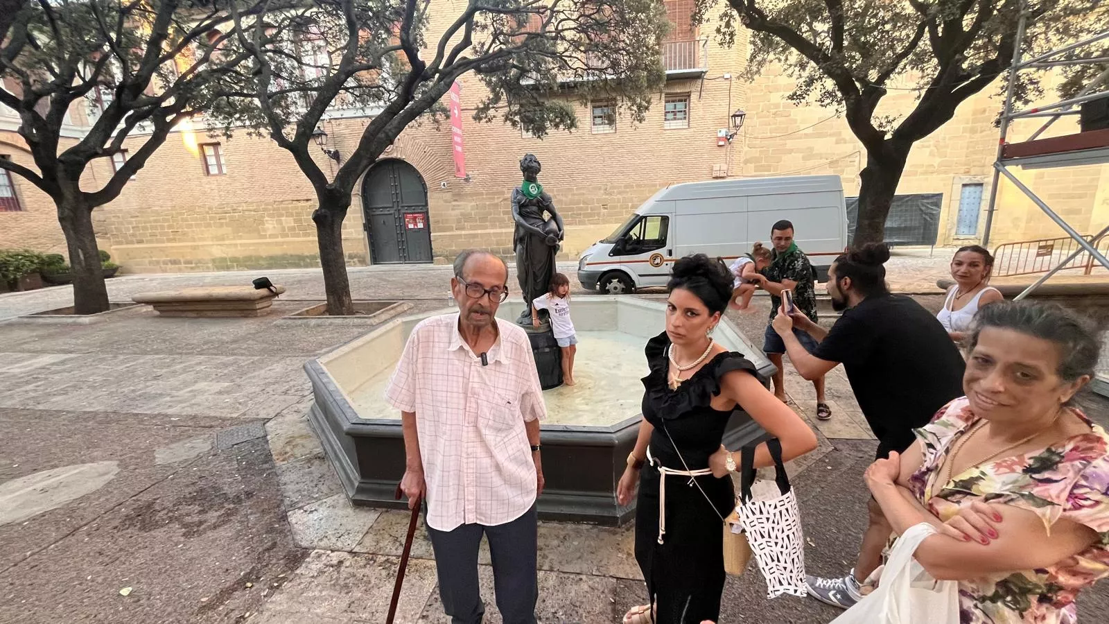 Colocan la pañoleta del Santo Cristo de los Gitanos a la Moreneta. Foto Mercedes Manterola