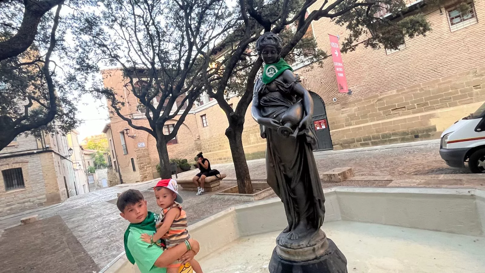 Colocan la pañoleta del Santo Cristo de los Gitanos a la Moreneta. Foto Mercedes Manterola