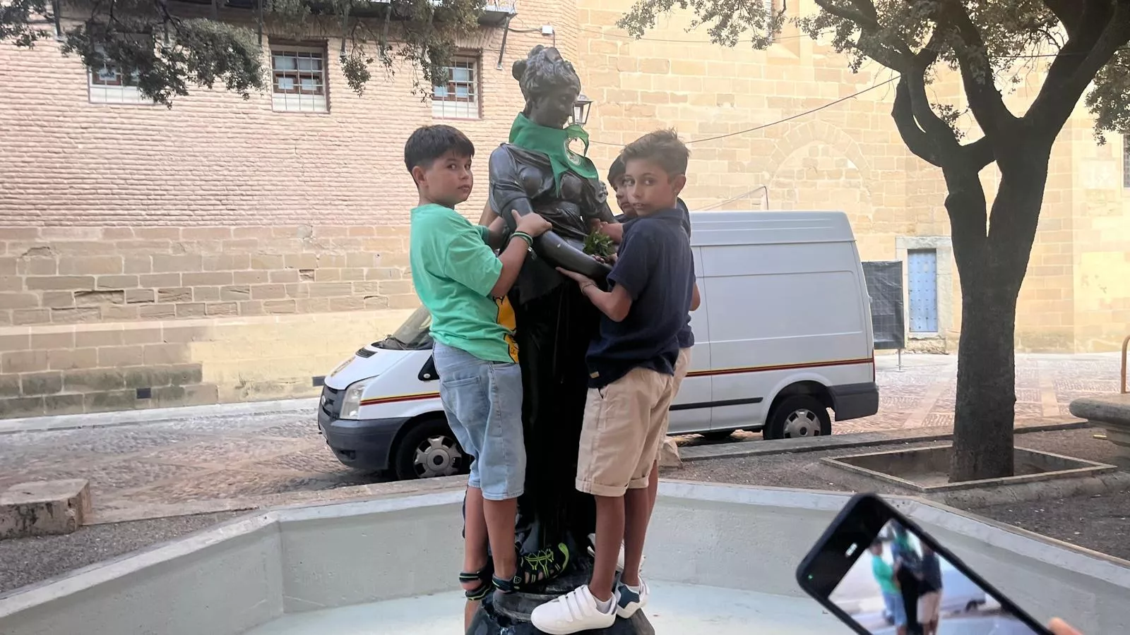 Colocan la pañoleta del Santo Cristo de los Gitanos a la Moreneta. Foto Mercedes Manterola