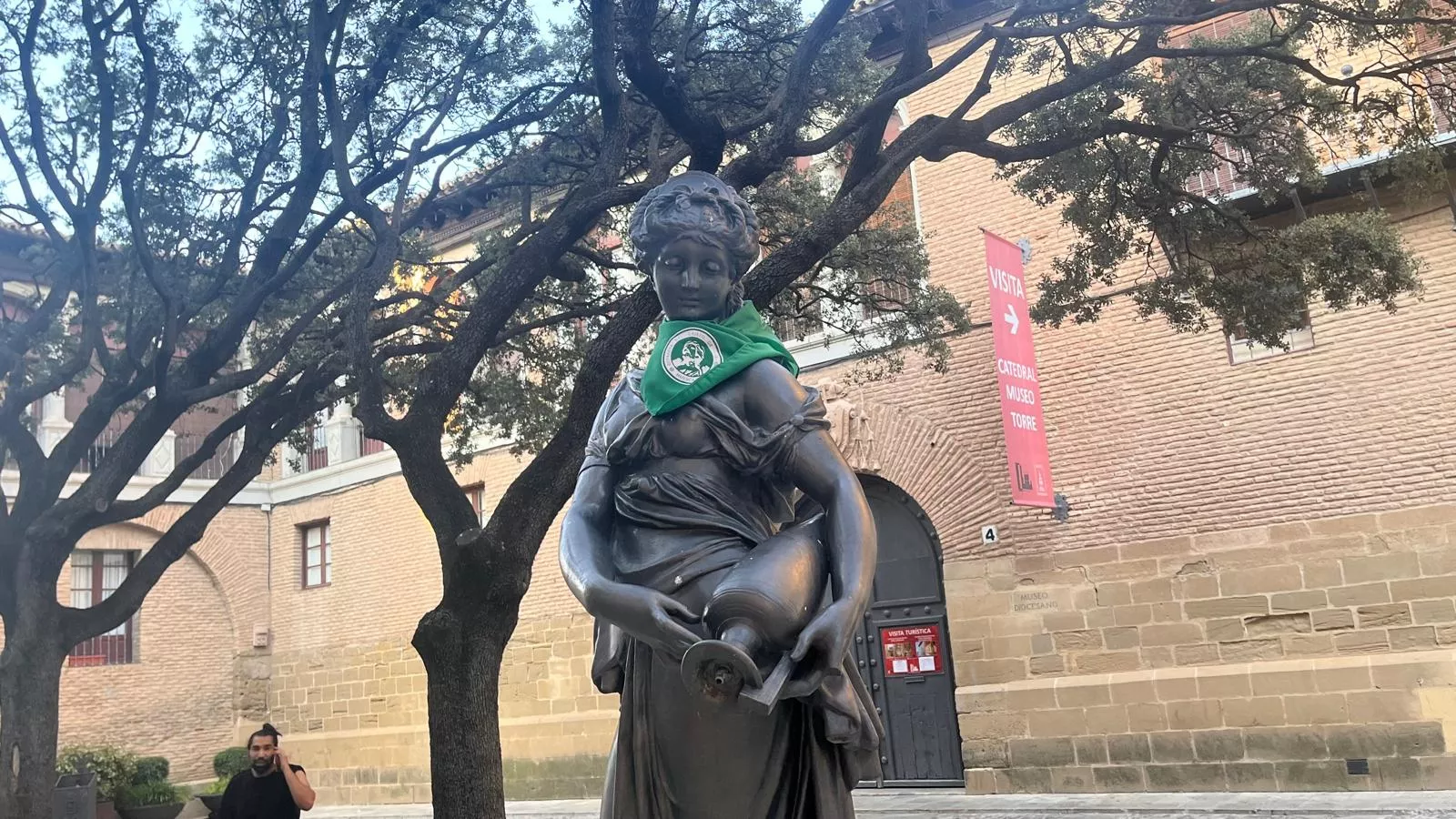Colocan la pañoleta del Santo Cristo de los Gitanos a la Moreneta. Foto Mercedes Manterola