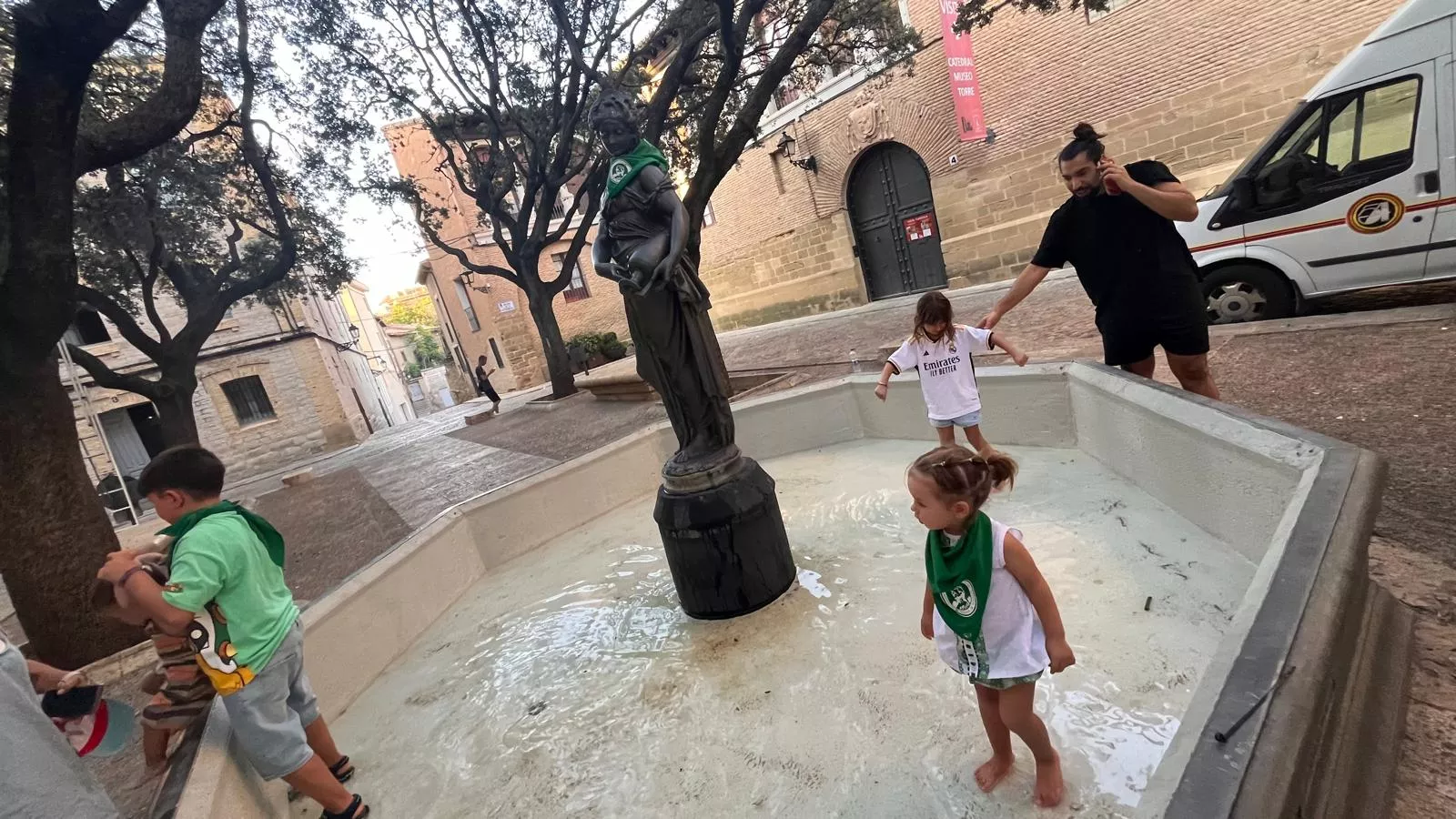 Colocan la pañoleta del Santo Cristo de los Gitanos a la Moreneta. Foto Mercedes Manterola