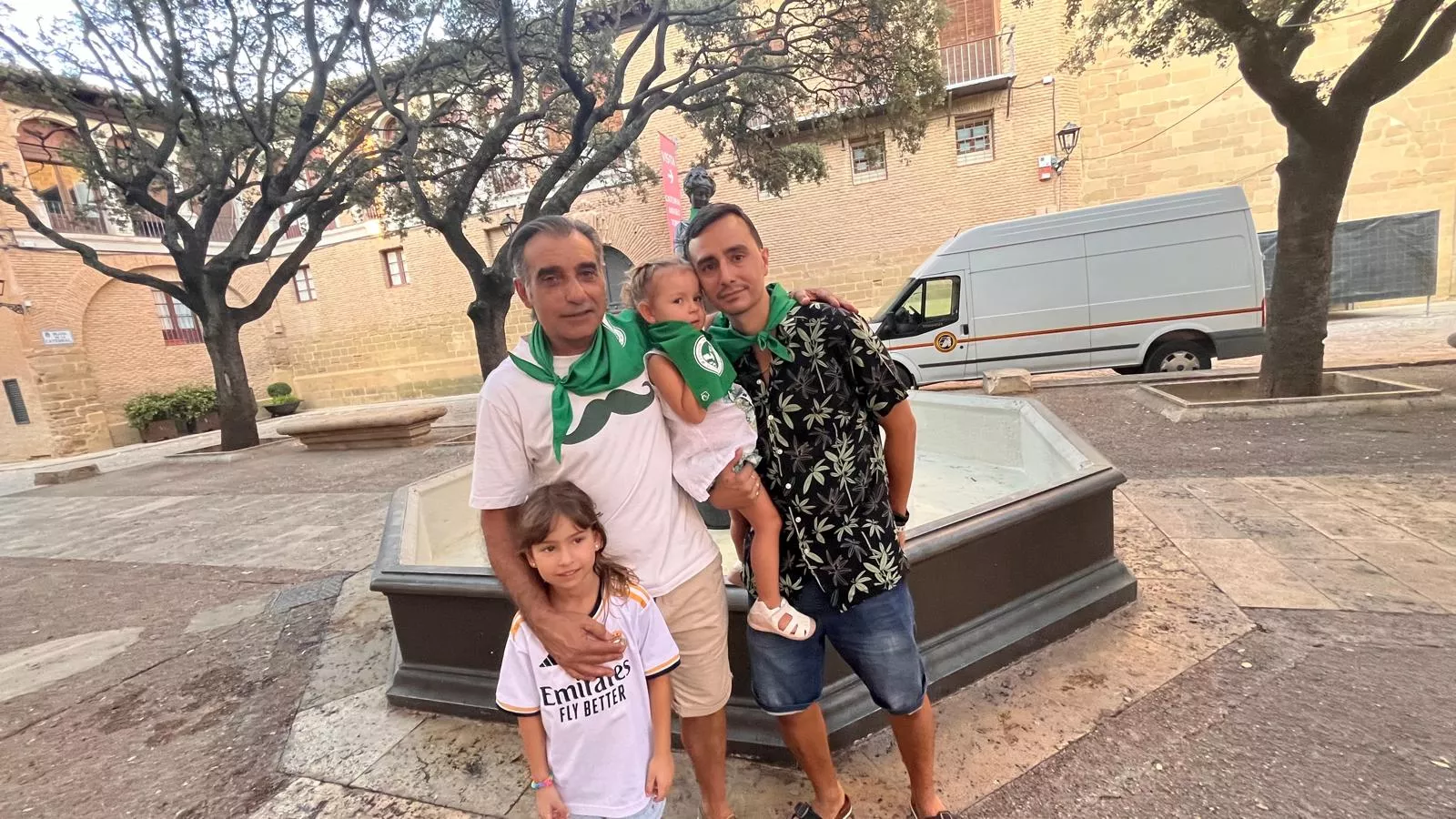 Colocan la pañoleta del Santo Cristo de los Gitanos a la Moreneta. Foto Mercedes Manterola