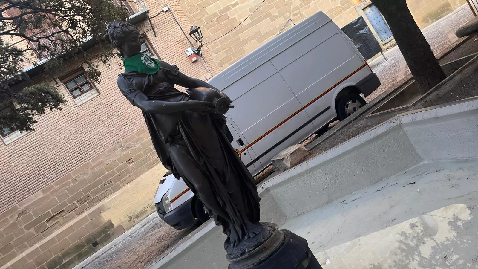 Colocan la pañoleta del Santo Cristo de los Gitanos a la Moreneta. Foto Mercedes Manterola