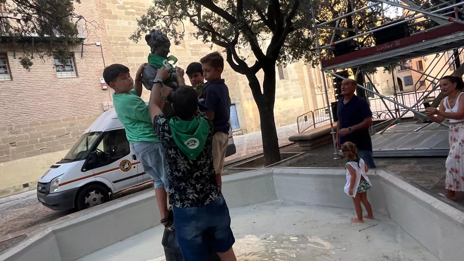 Colocan la pañoleta del Santo Cristo de los Gitanos a la Moreneta. Foto Mercedes Manterola