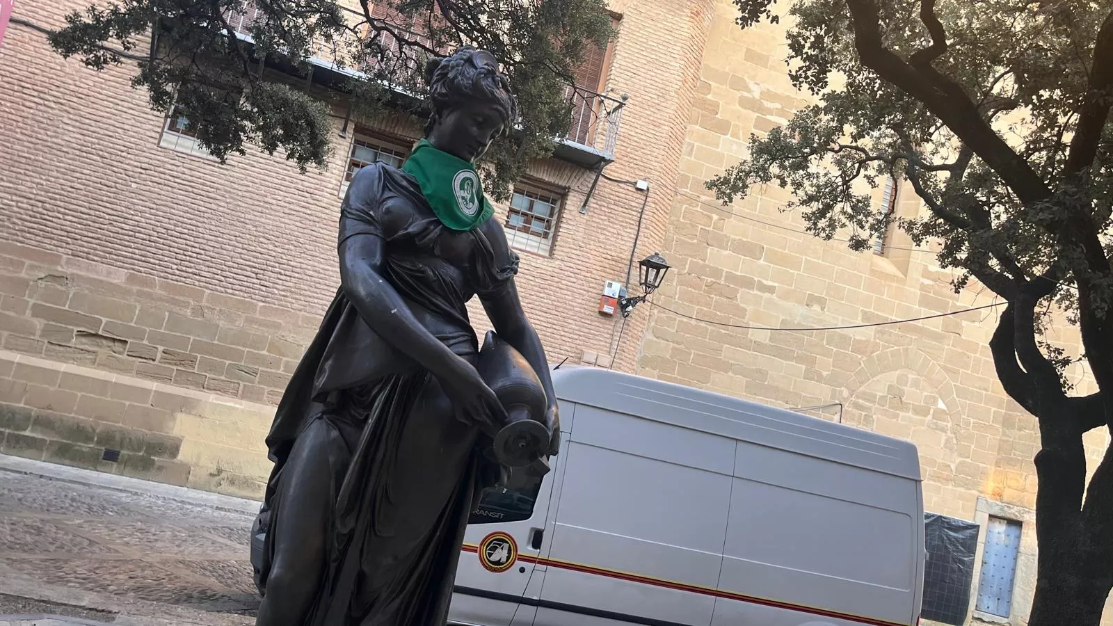 Colocan la pañoleta del Santo Cristo de los Gitanos a la Moreneta. Foto Mercedes Manterola