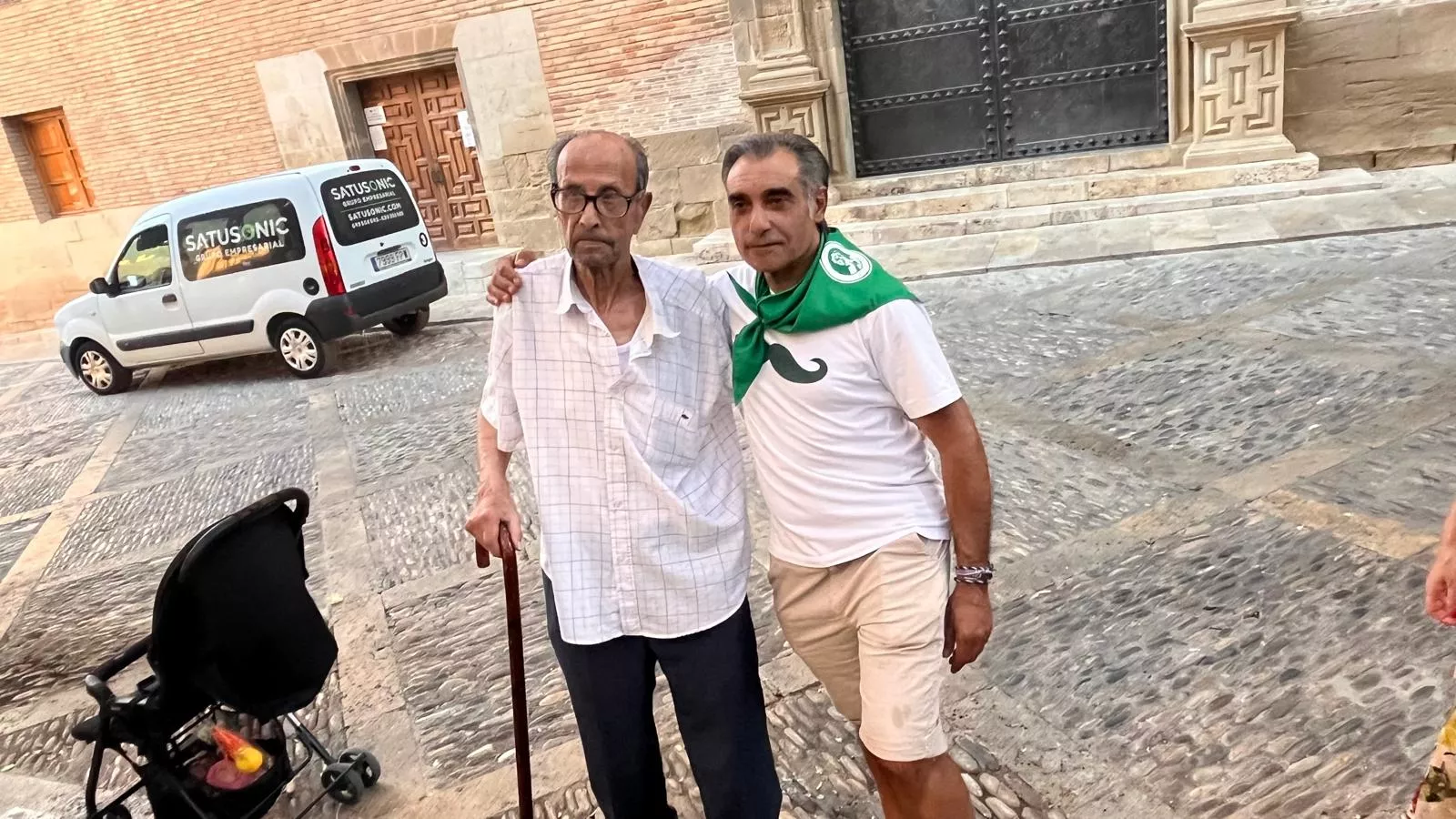 Colocan la pañoleta del Santo Cristo de los Gitanos a la Moreneta. Foto Mercedes Manterola