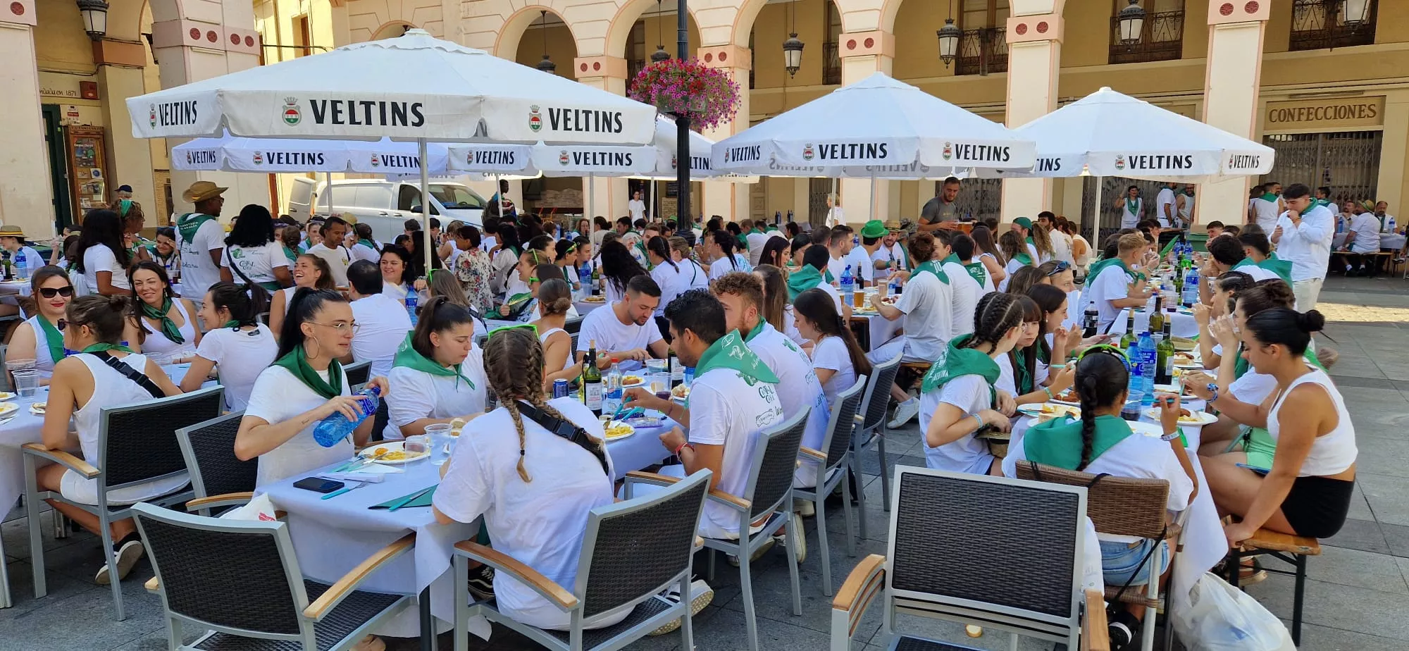 Almuerzos en la mañana del arranque de las fiestas de San Lorenzo