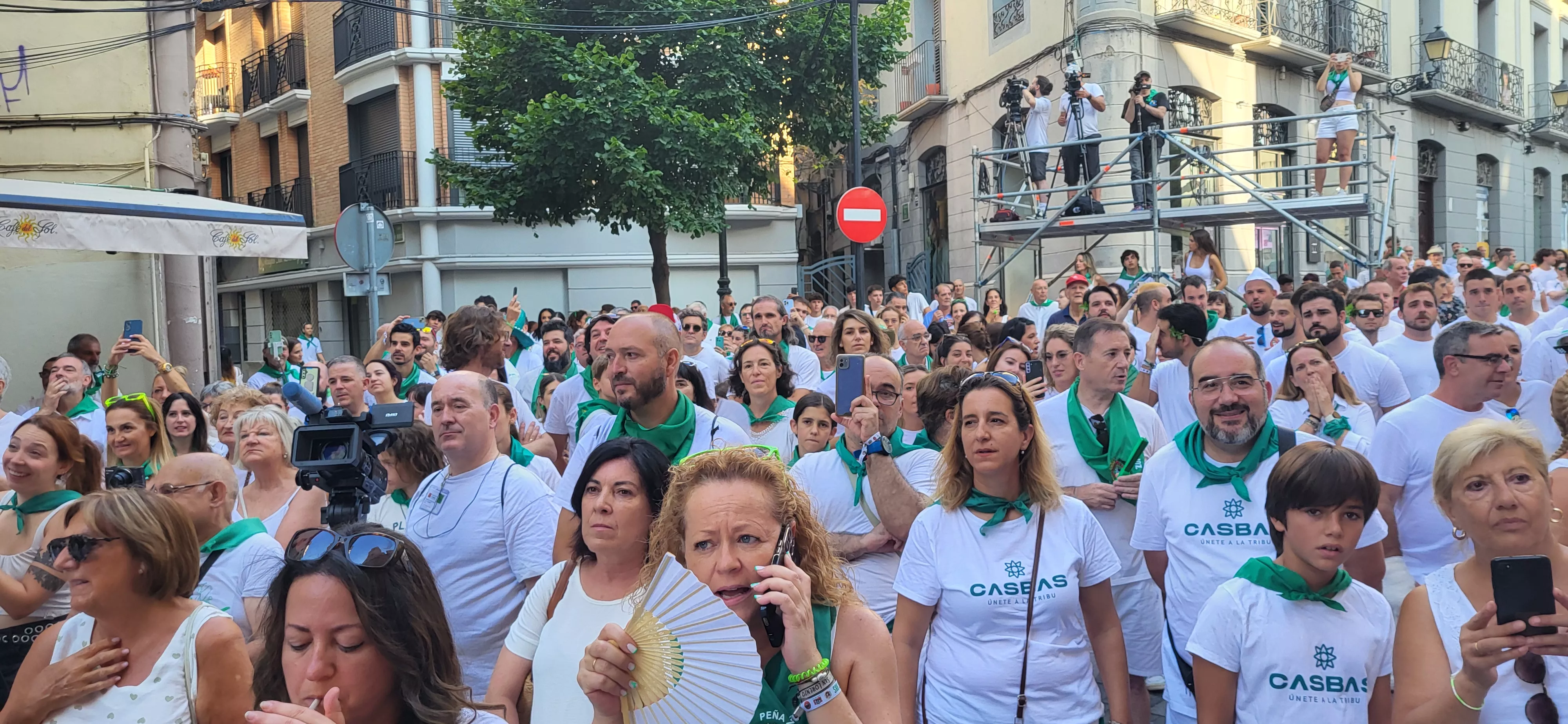 Enrique Susín pone la pañoleta a San Lorenzo en el inicio de las fiestas. Foto Mercedes Manterola