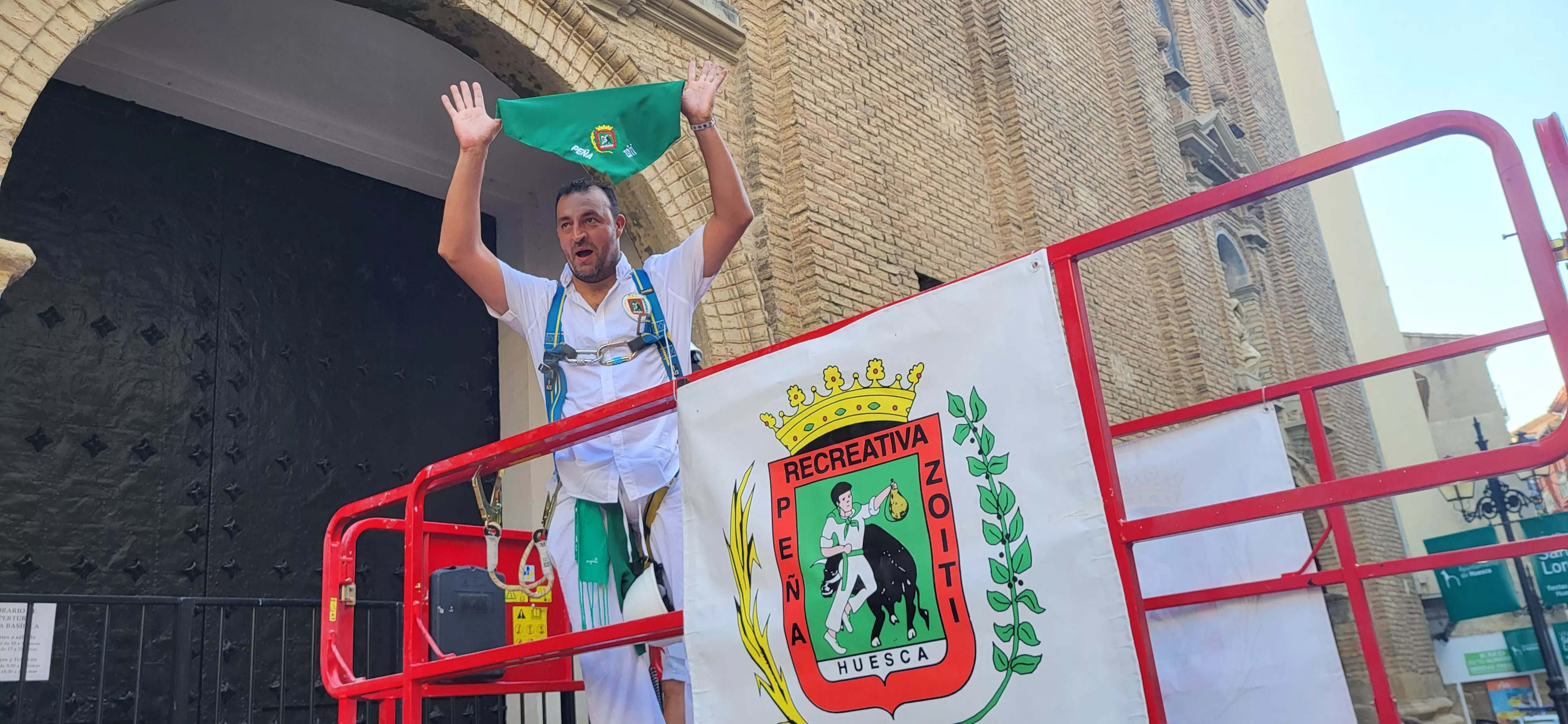 Enrique Susín pone la pañoleta a San Lorenzo en el inicio de las fiestas. Foto Mercedes Manterola