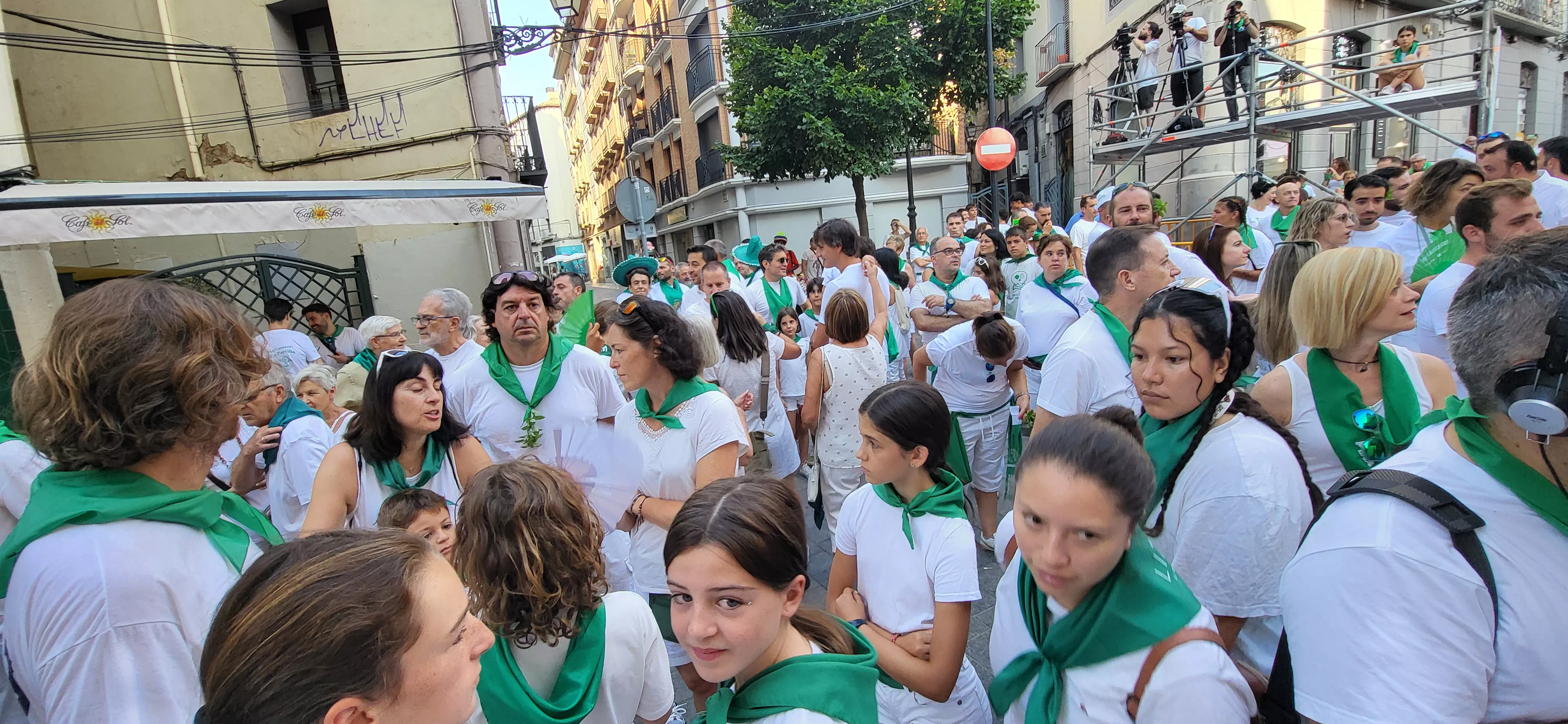 Enrique Susín pone la pañoleta a San Lorenzo en el inicio de las fiestas. Foto Mercedes Manterola