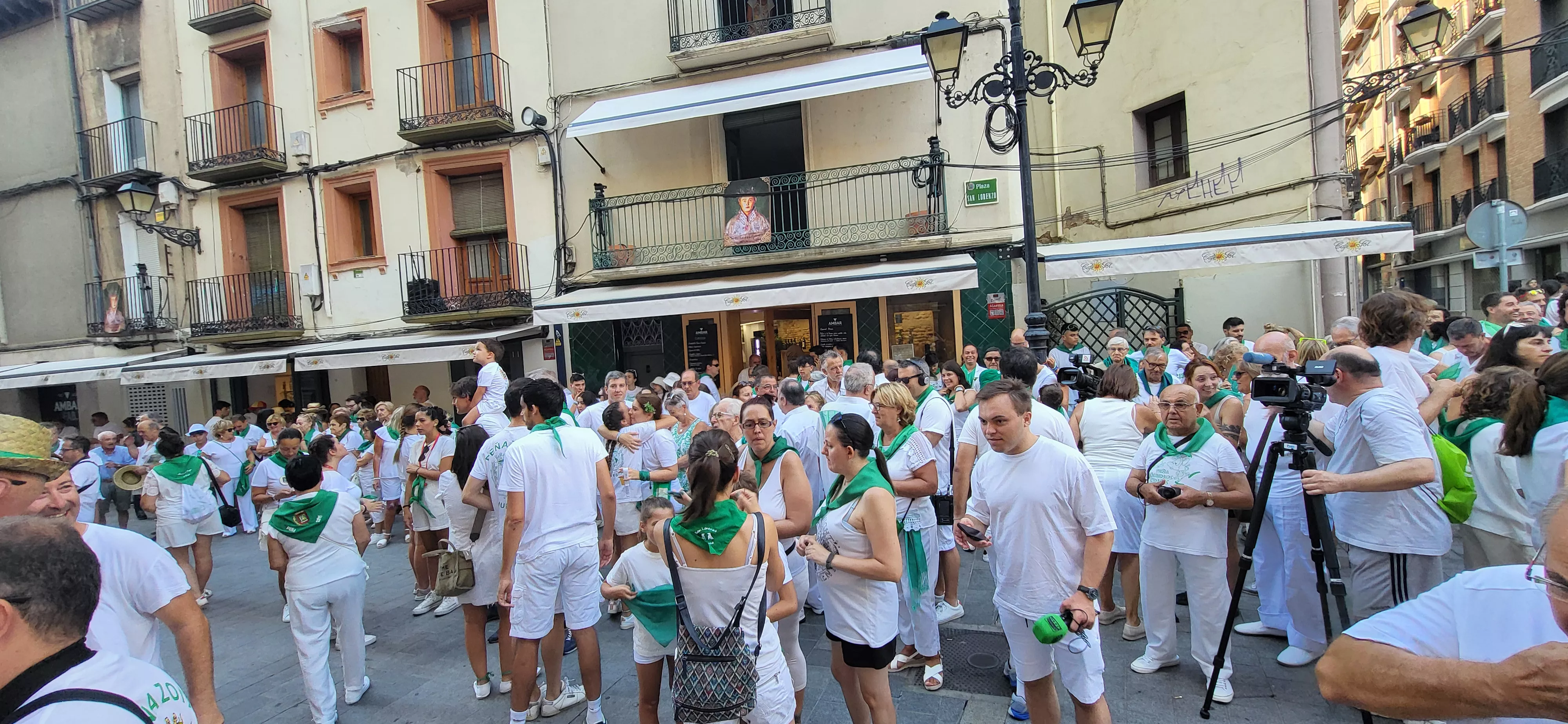 Enrique Susín pone la pañoleta a San Lorenzo en el inicio de las fiestas. Foto Mercedes Manterola