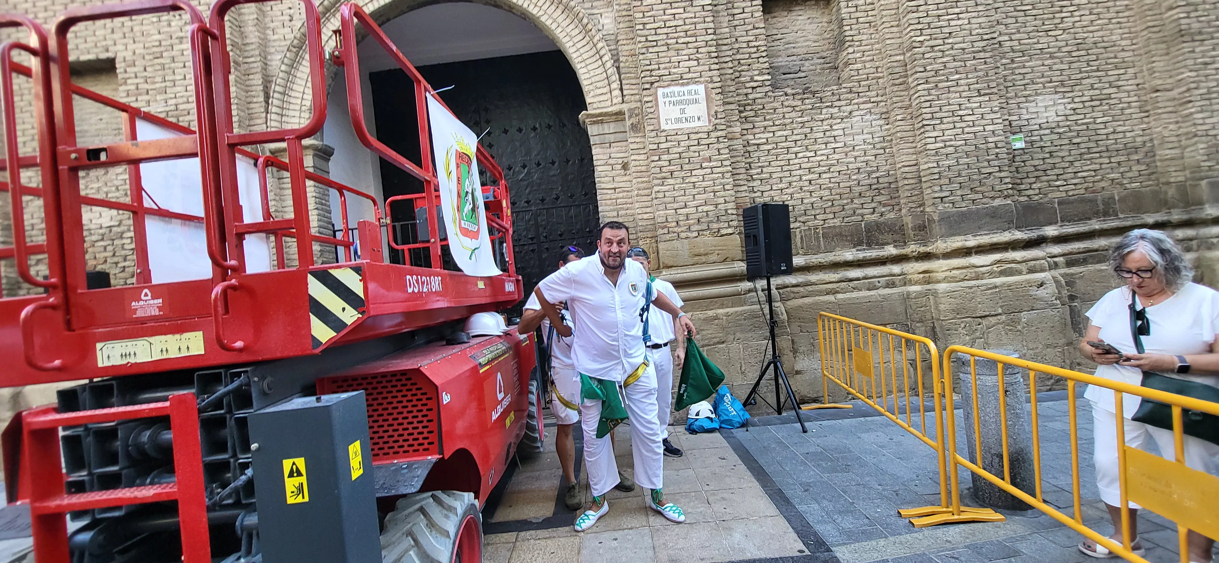 Enrique Susín pone la pañoleta a San Lorenzo en el inicio de las fiestas. Foto Mercedes Manterola