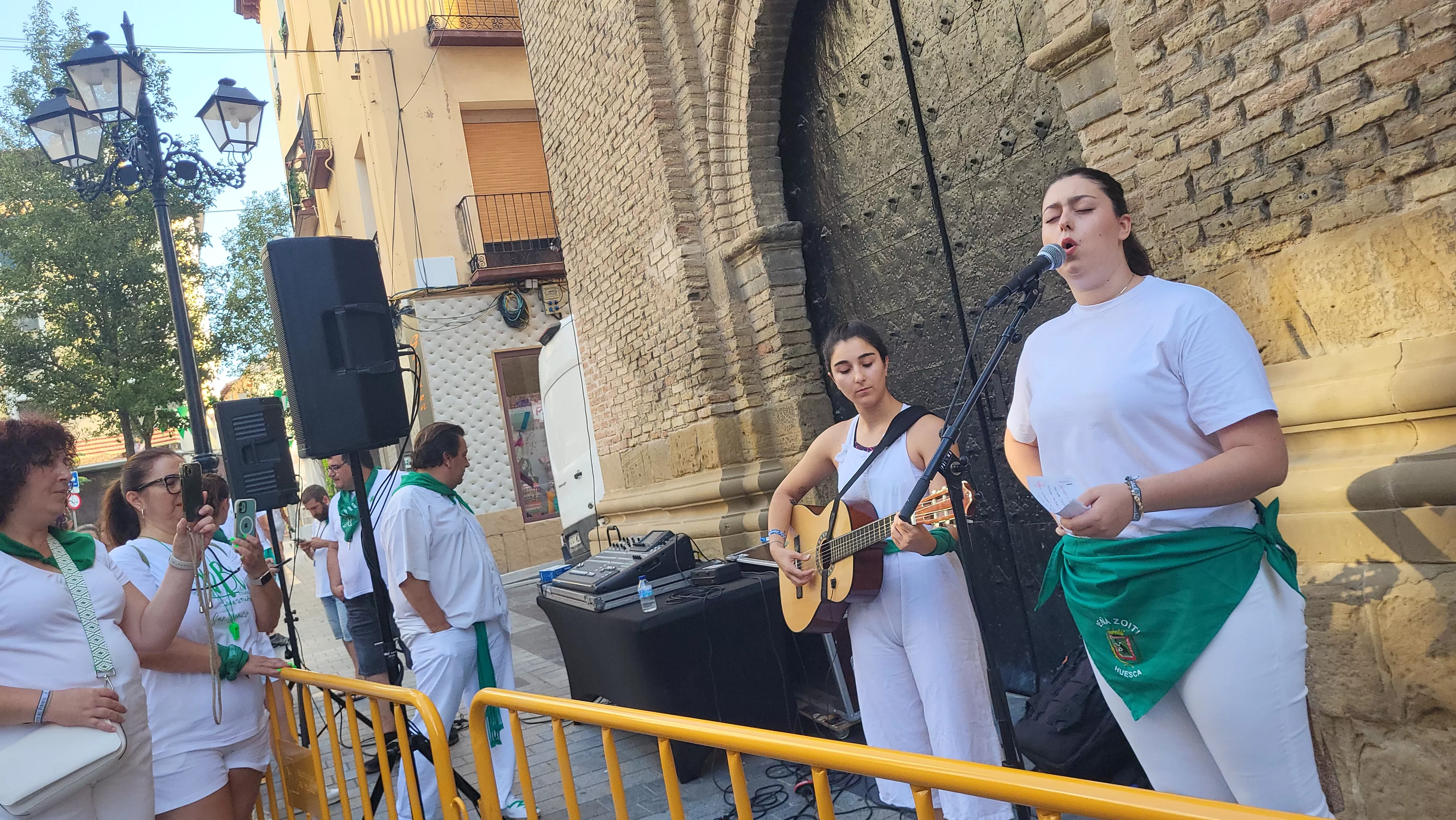 Enrique Susín pone la pañoleta a San Lorenzo en el inicio de las fiestas. Foto Mercedes Manterola