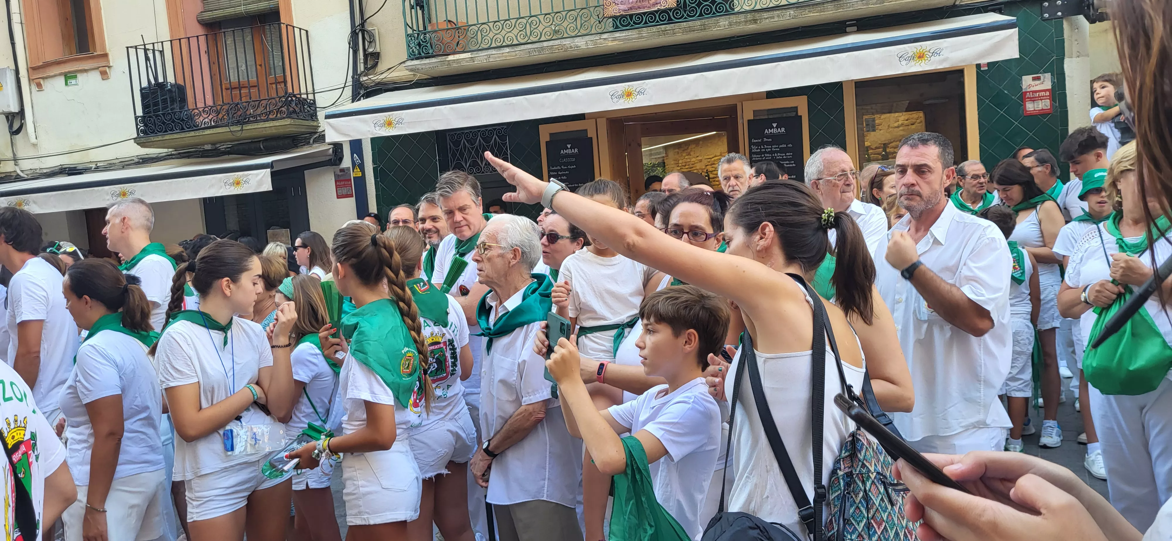 Enrique Susín pone la pañoleta a San Lorenzo en el inicio de las fiestas. Foto Mercedes Manterola