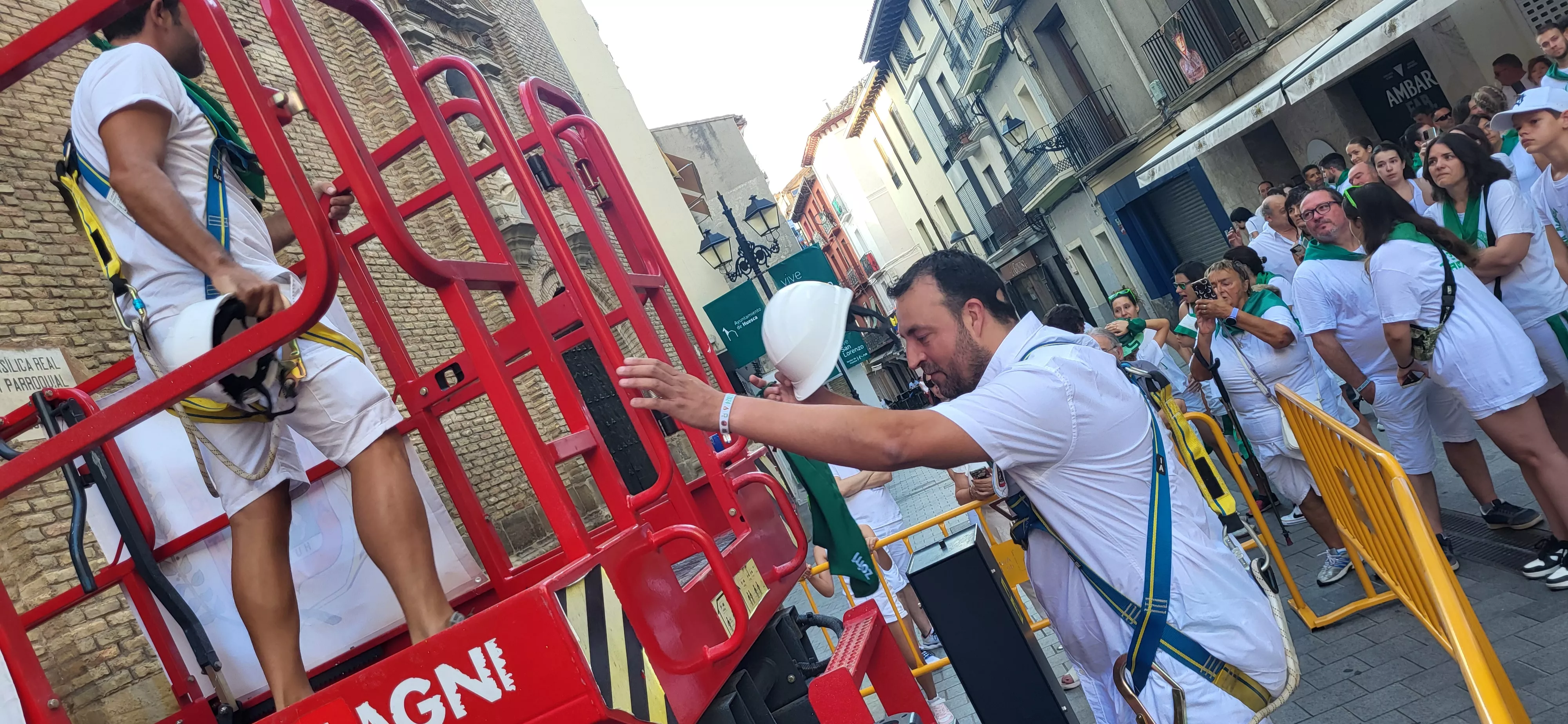 Enrique Susín pone la pañoleta a San Lorenzo en el inicio de las fiestas. Foto Mercedes Manterola