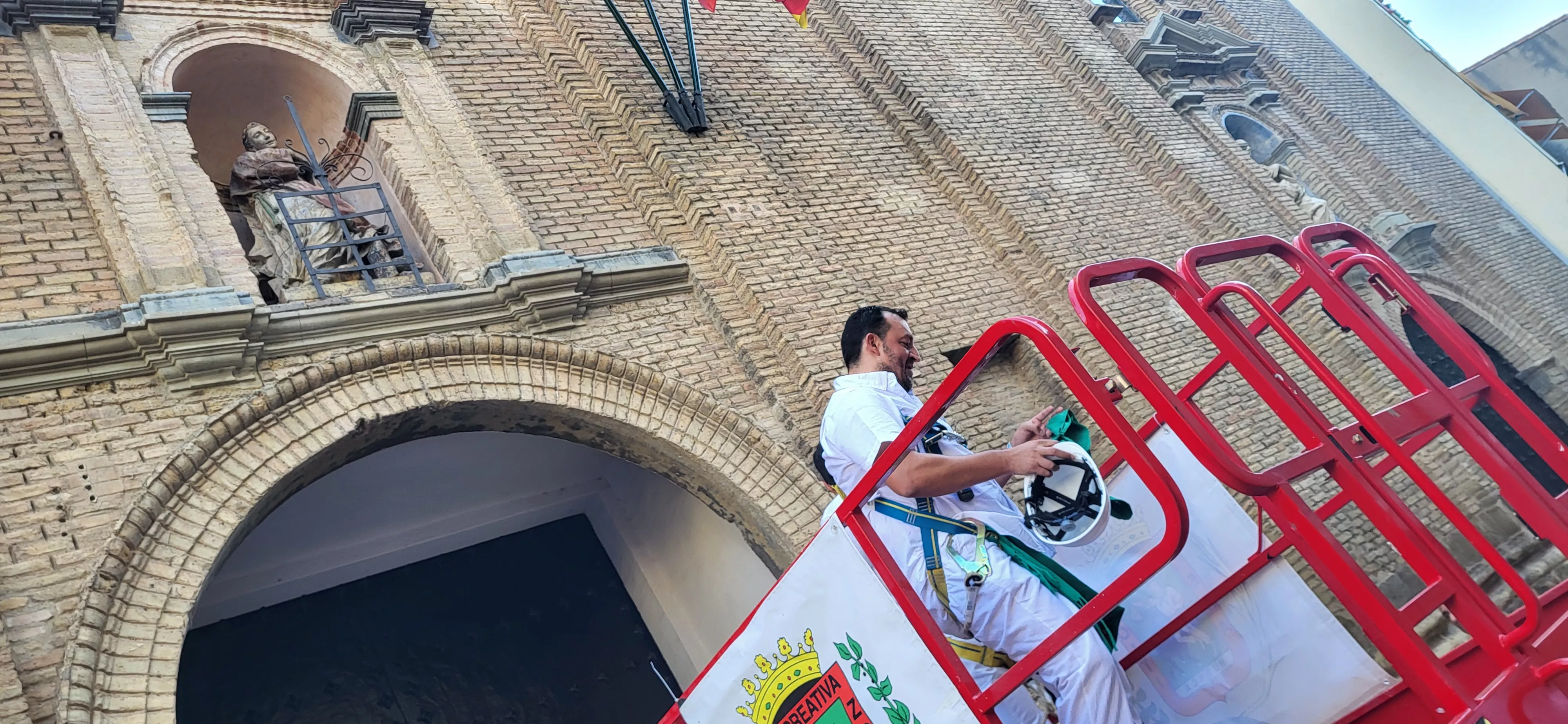 Enrique Susín pone la pañoleta a San Lorenzo en el inicio de las fiestas. Foto Mercedes Manterola