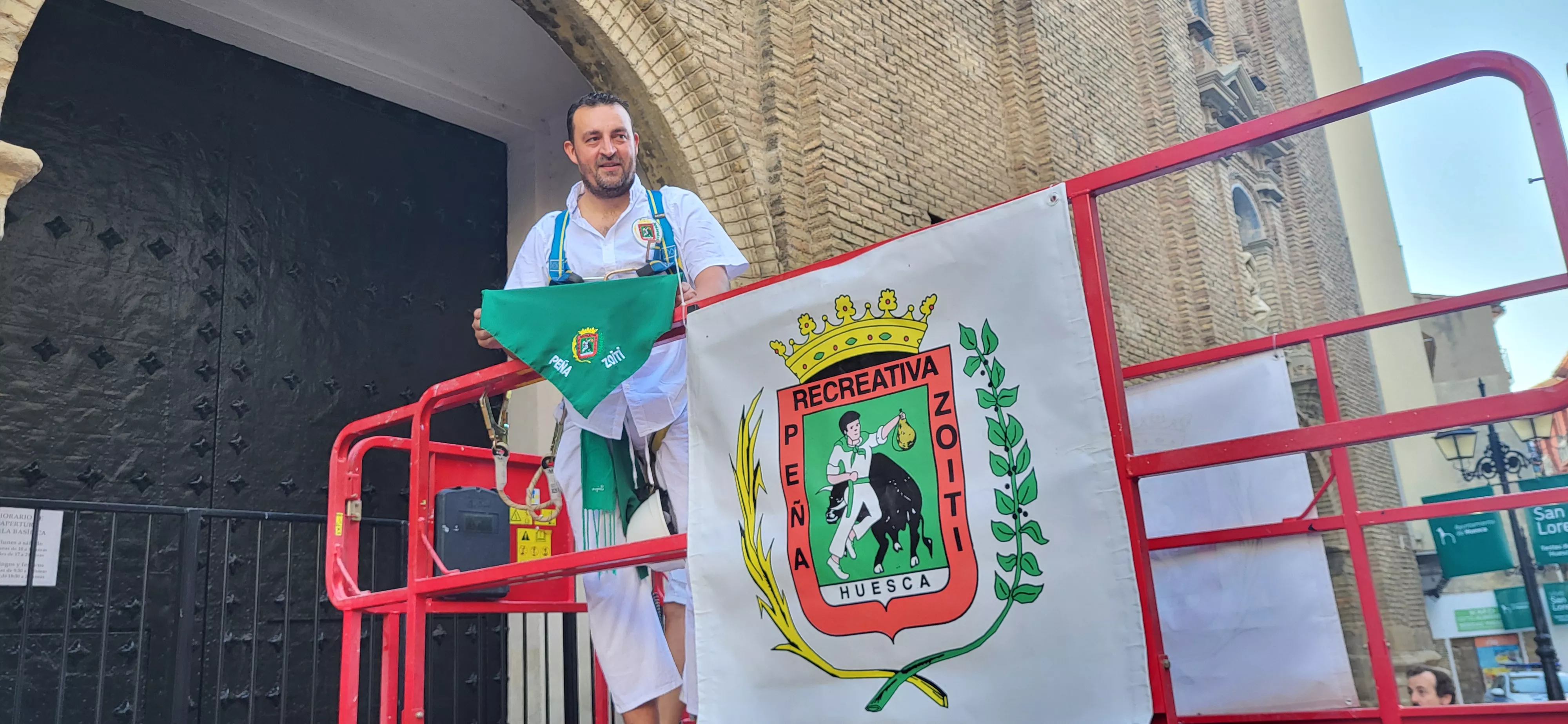 Enrique Susín pone la pañoleta a San Lorenzo en el inicio de las fiestas. Foto Mercedes Manterola