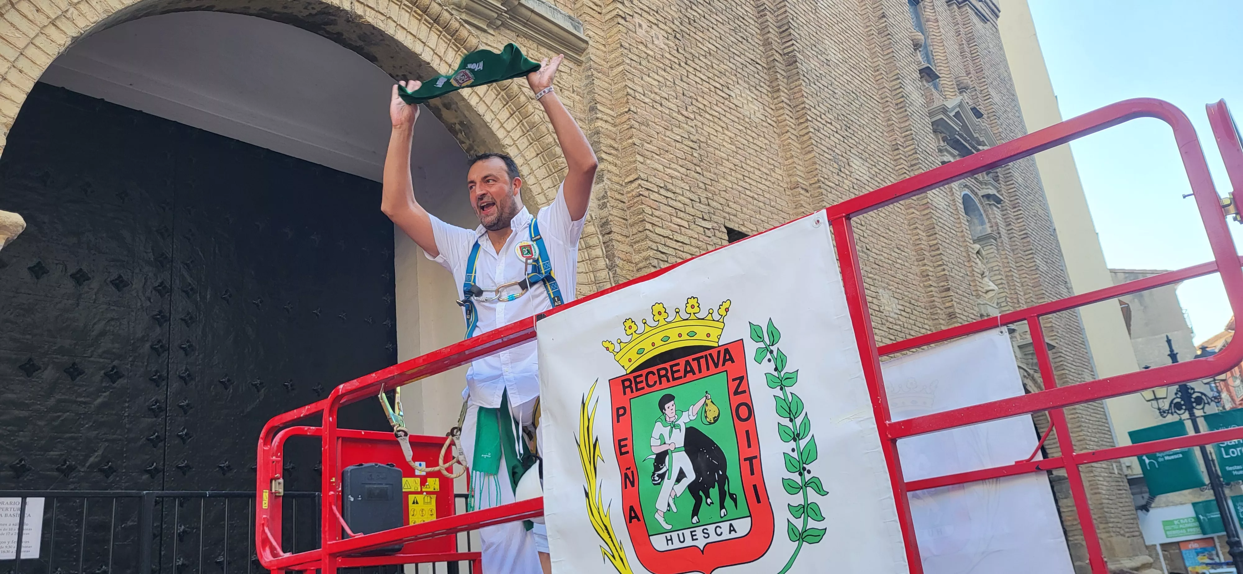 Enrique Susín pone la pañoleta a San Lorenzo en el inicio de las fiestas. Foto Mercedes Manterola