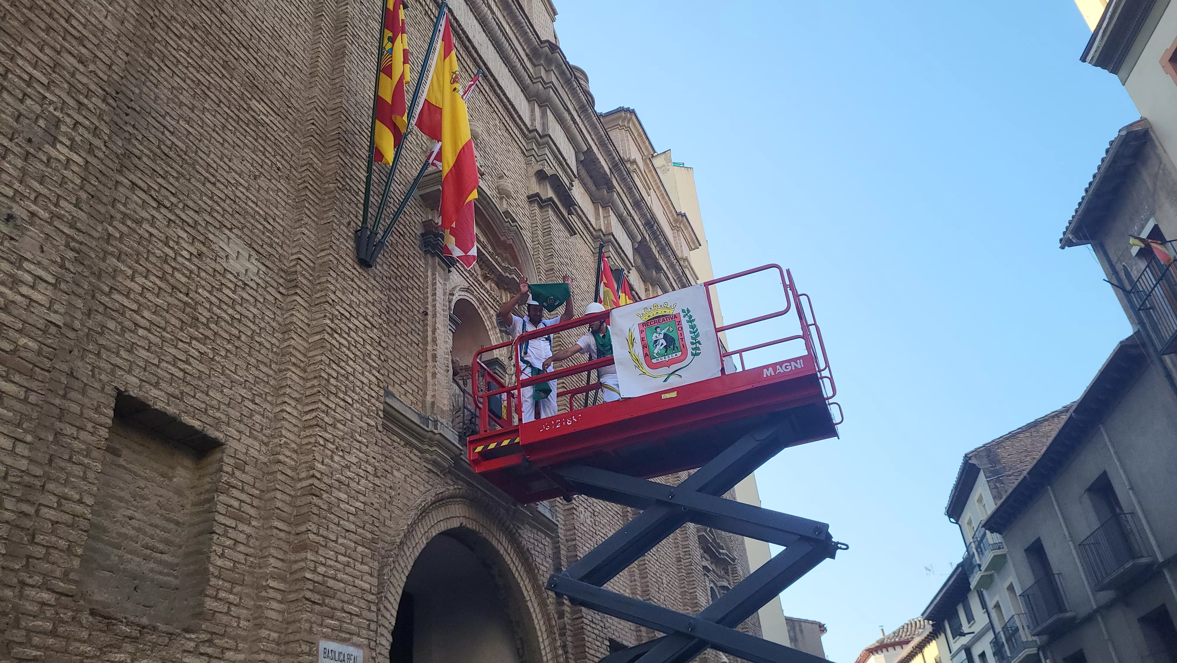 Enrique Susín pone la pañoleta a San Lorenzo en el inicio de las fiestas. Foto Mercedes Manterola