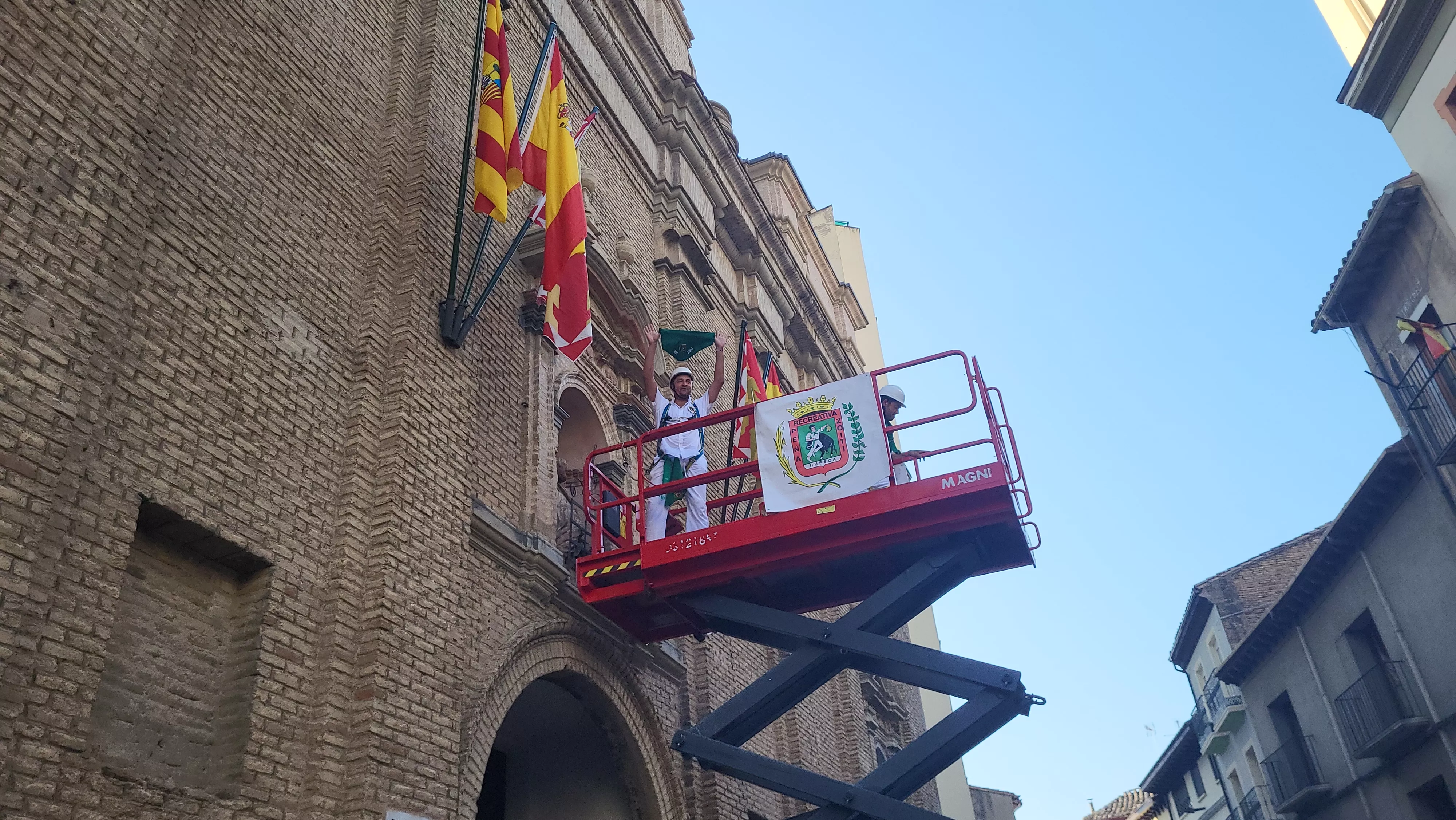 Enrique Susín pone la pañoleta a San Lorenzo en el inicio de las fiestas. Foto Mercedes Manterola