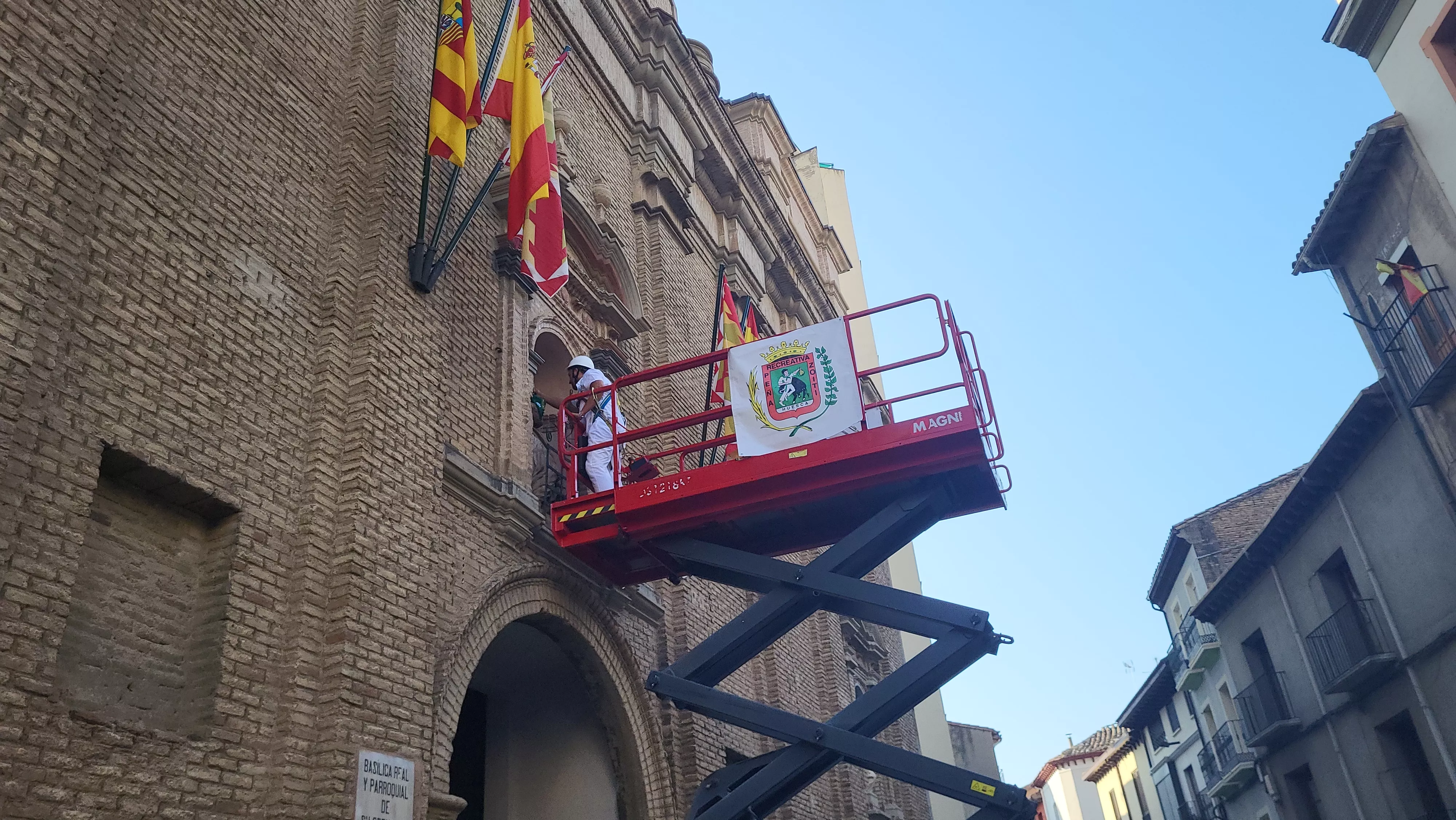Enrique Susín pone la pañoleta a San Lorenzo en el inicio de las fiestas. Foto Mercedes Manterola