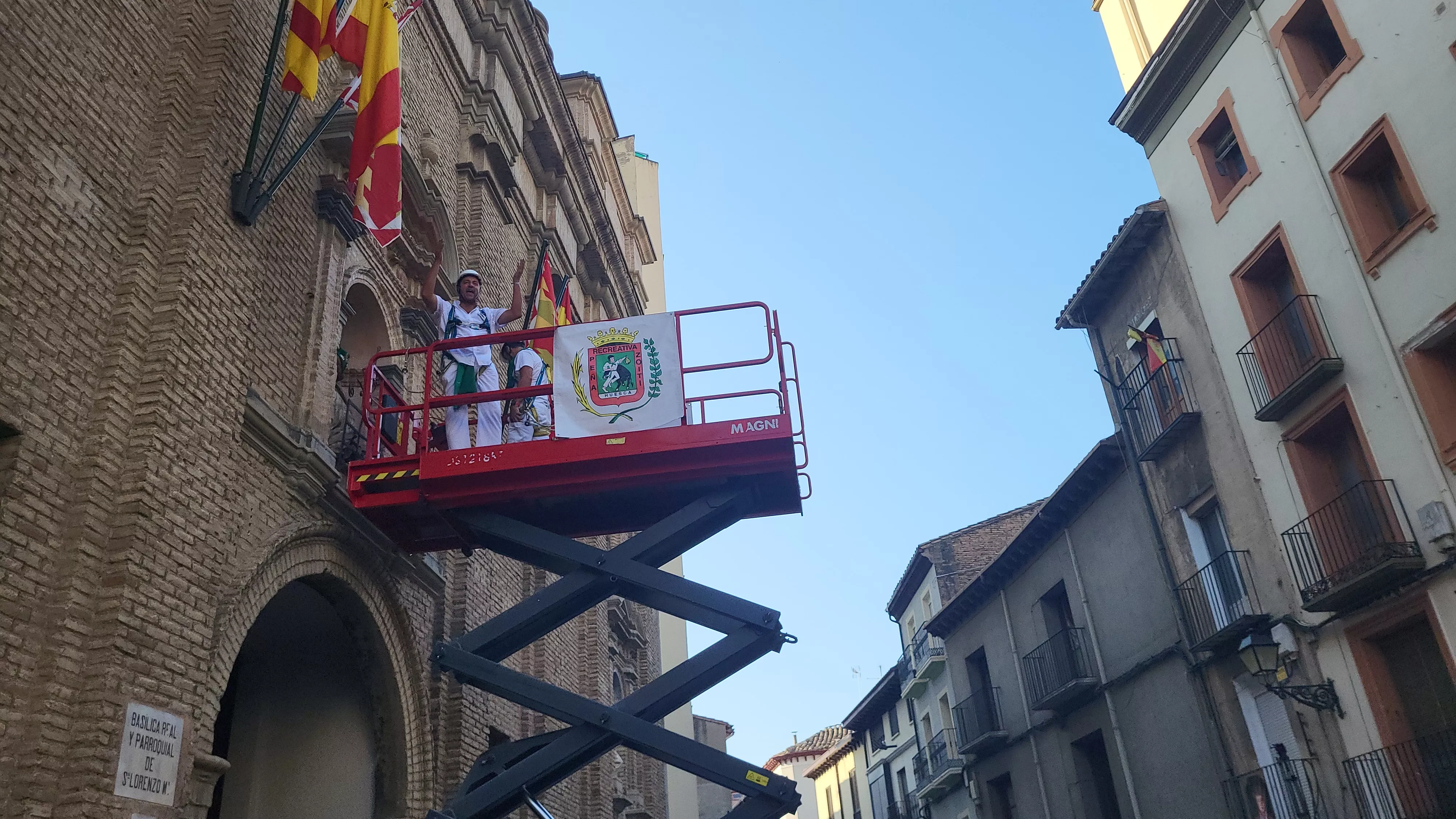 Enrique Susín pone la pañoleta a San Lorenzo en el inicio de las fiestas. Foto Mercedes Manterola