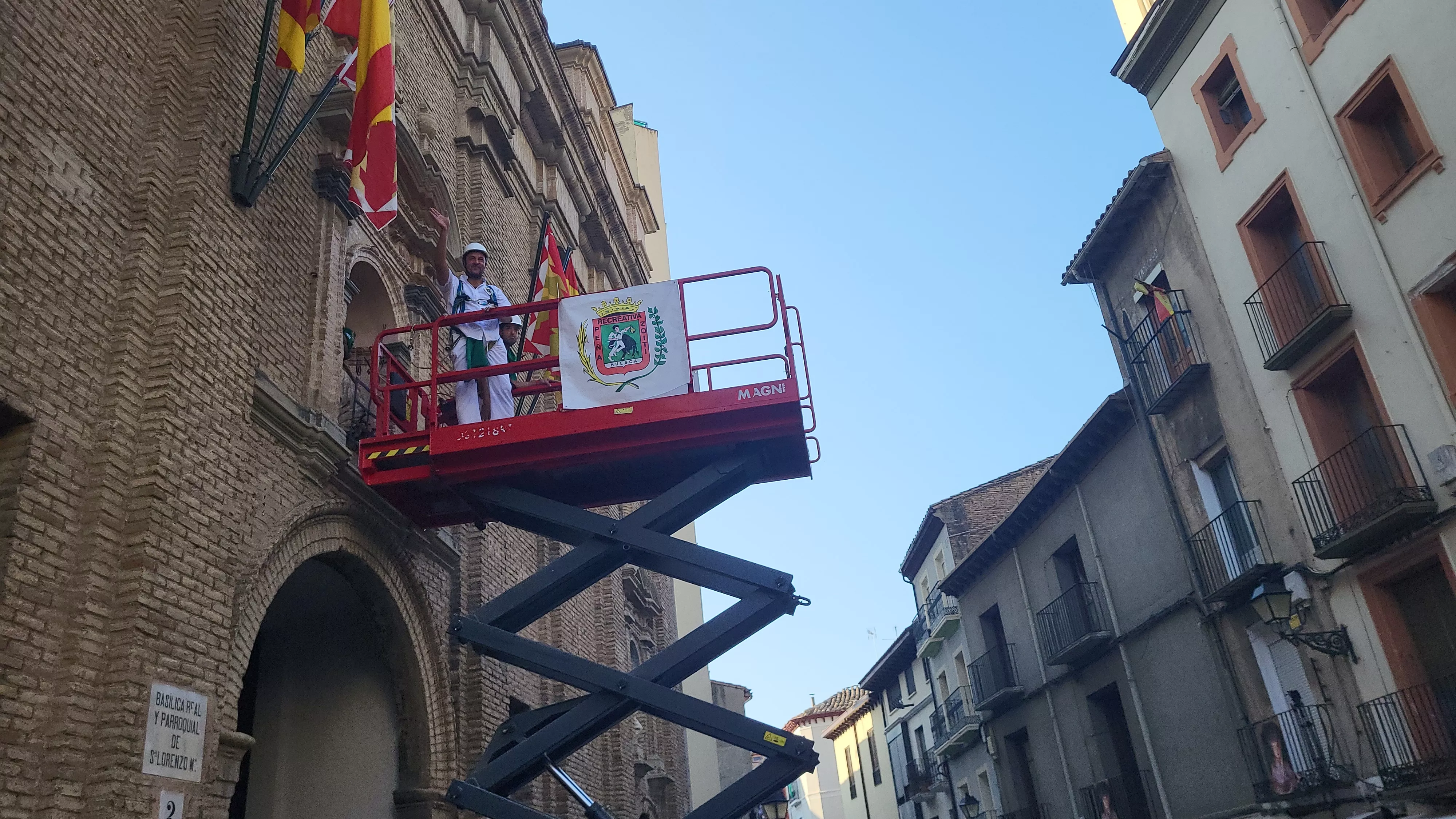 Enrique Susín pone la pañoleta a San Lorenzo en el inicio de las fiestas. Foto Mercedes Manterola